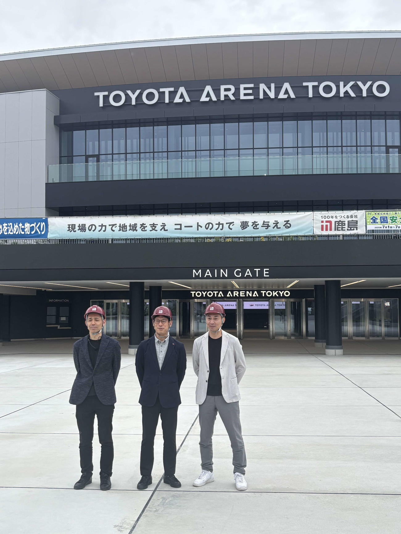 トヨタアリーナ東京を視察したBリーグの島田慎二チェアマン（右）と、A東京の林邦彦社長、アリーナ運営責任者の林洋輔部長（撮影・松本航）