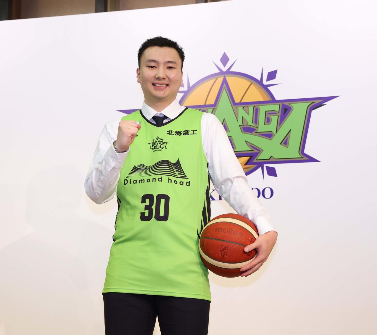 レバンガ北海道入団会見で笑顔を見せる富永（撮影・黒川智章）