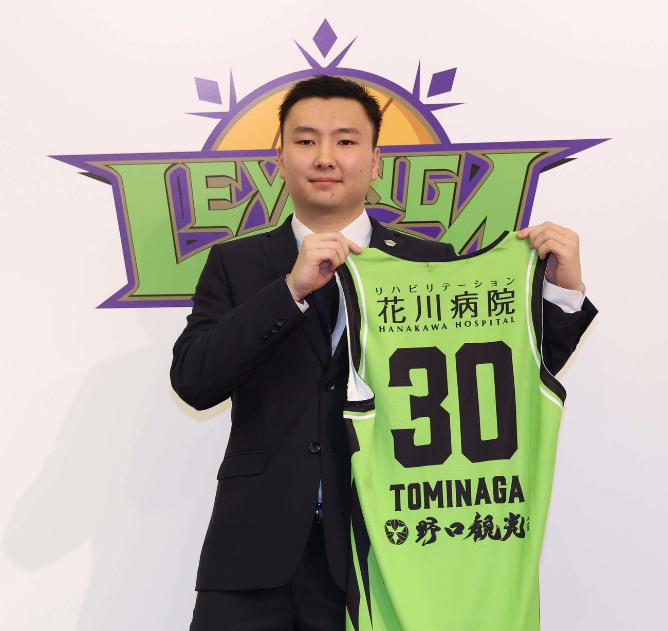 レバンガ北海道入団会見でユニホームを掲げる富永（撮影・黒川智章）