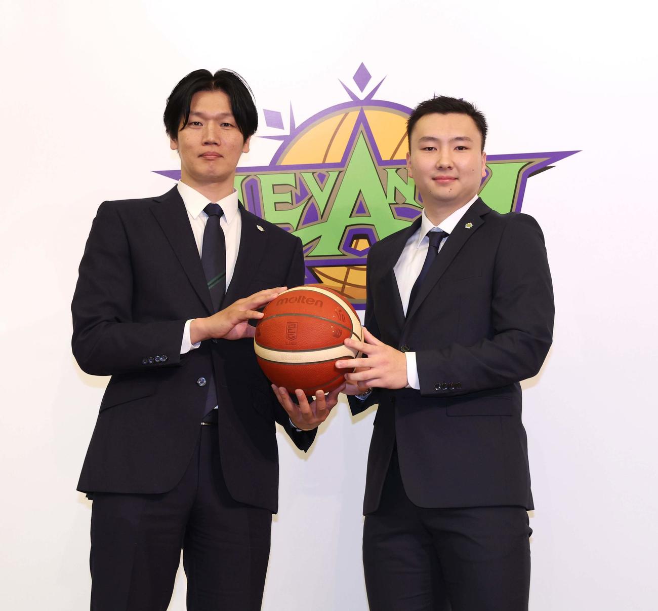 レバンガ北海道入団会見で桜井GM（左）と笑顔で撮影する富永（撮影・黒川智章）