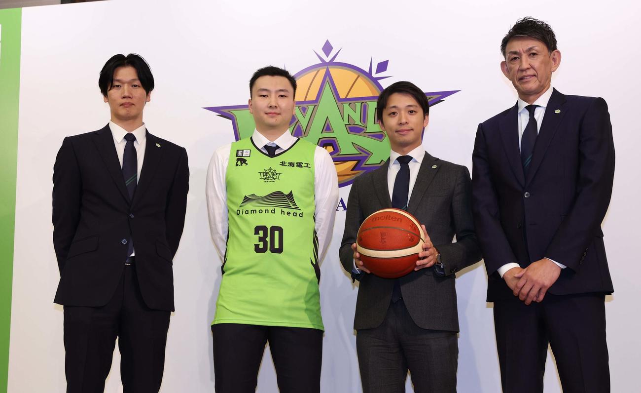 レバンガ北海道入団会見でフォトセッションする左から桜井GM、富永、小川新オーナー、折茂取締役社長（撮影・黒川智章）