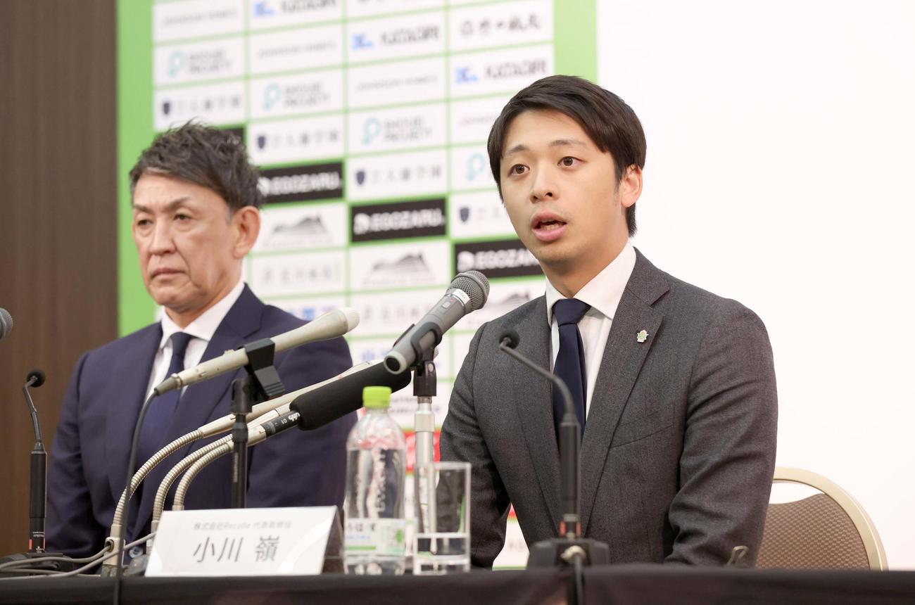 レバンガ北海道の新オーナーに就任し会見する小川氏。左は折茂取締役社長（撮影・黒川智章）