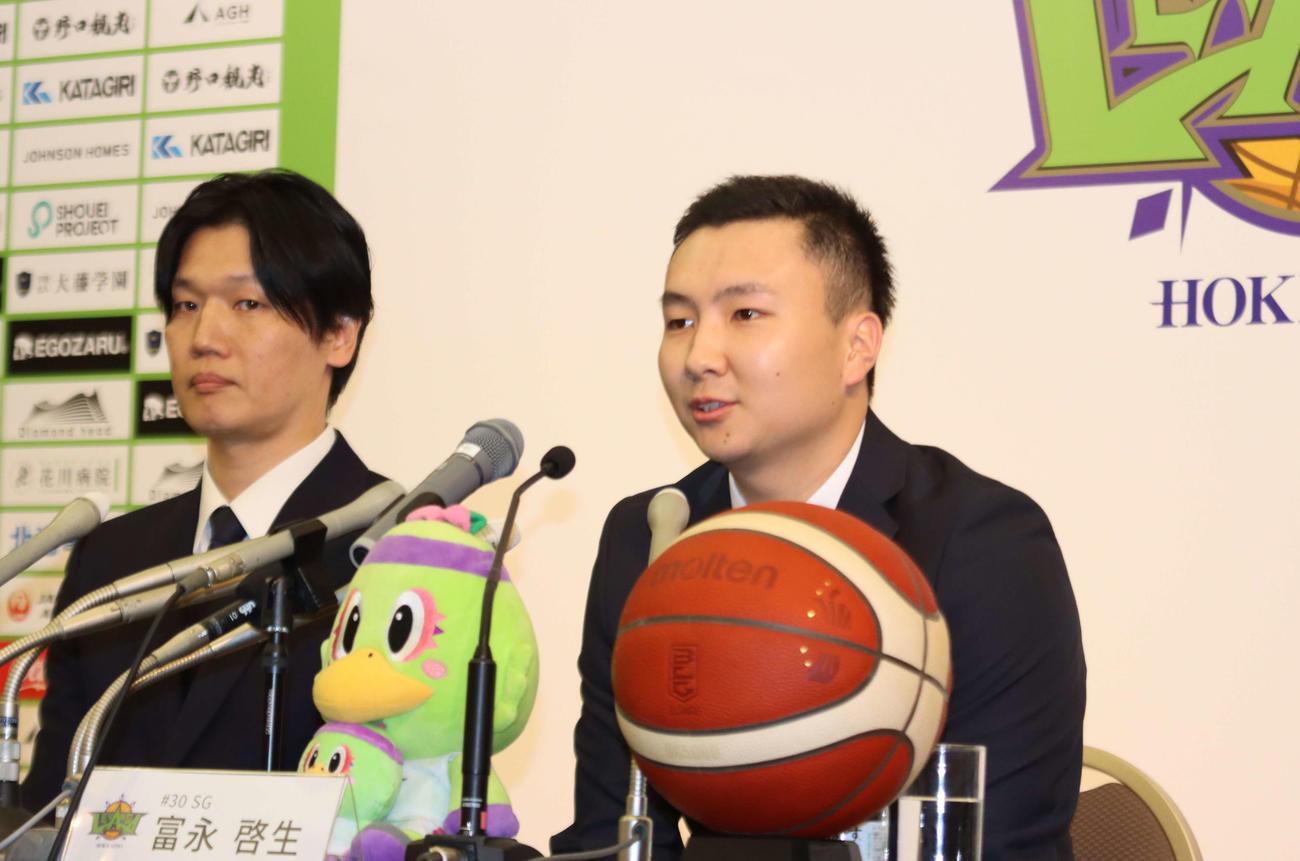 加入会見に臨むレバンガ北海道の富永（右）。左は桜井GM（撮影・保坂果那）
