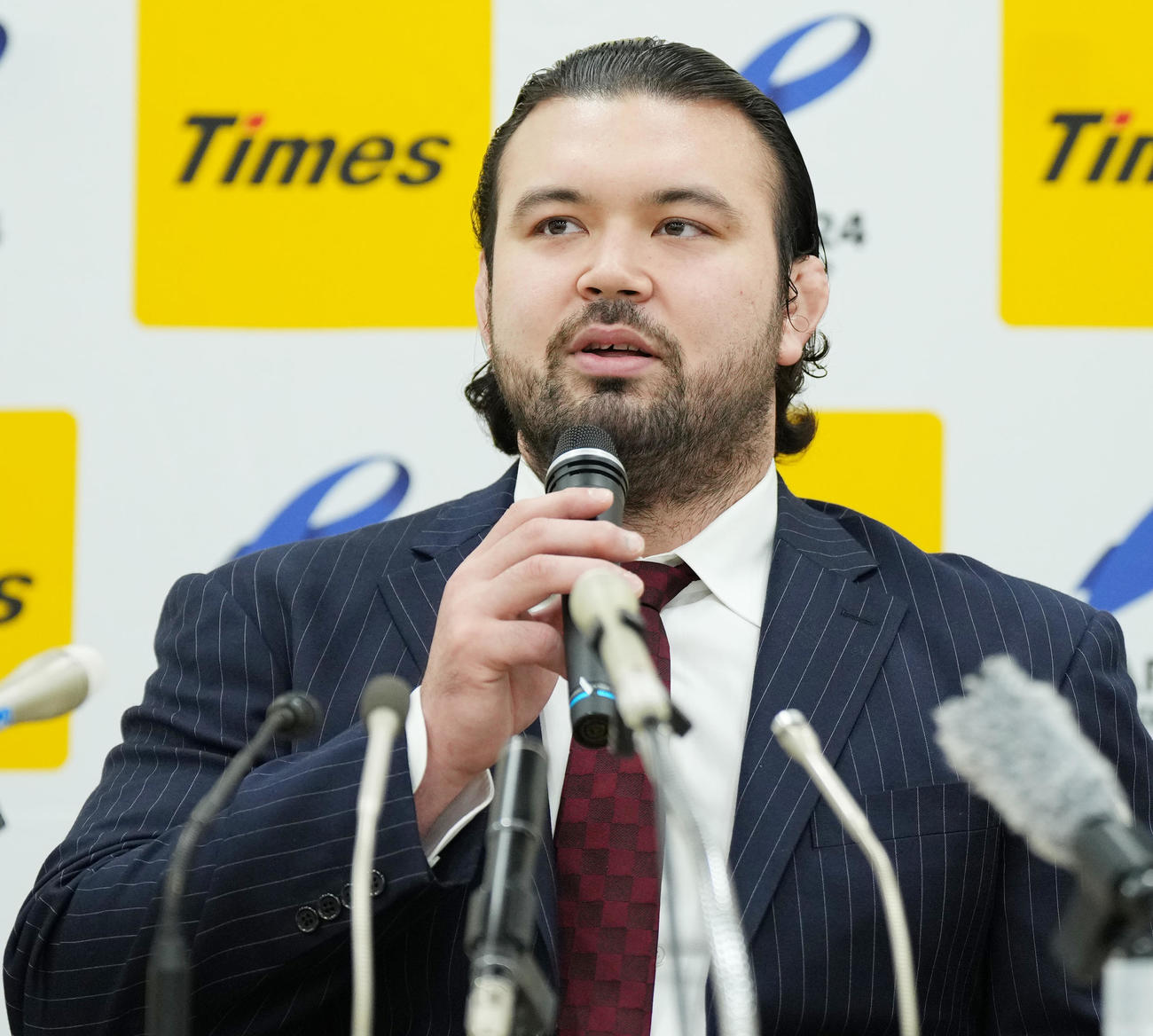 会見で引退を報告するウルフ・アロン（撮影・菅敏）