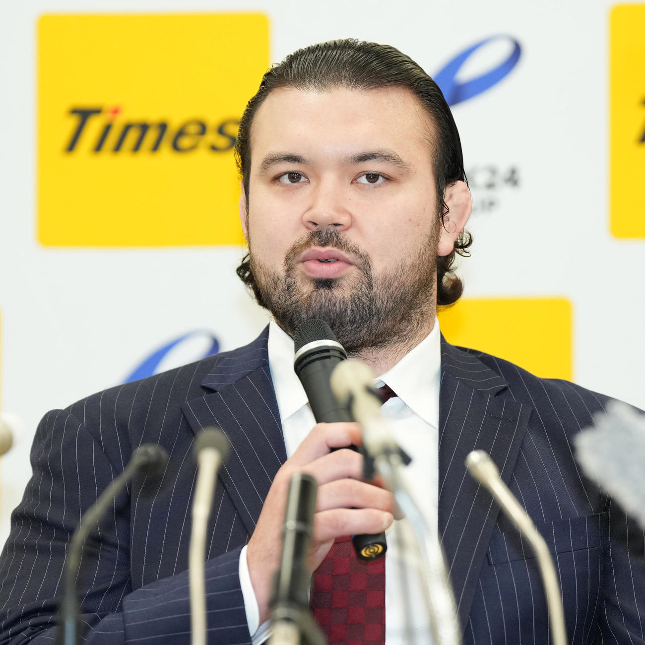 会見で引退を報告するウルフ・アロン（撮影・菅敏）
