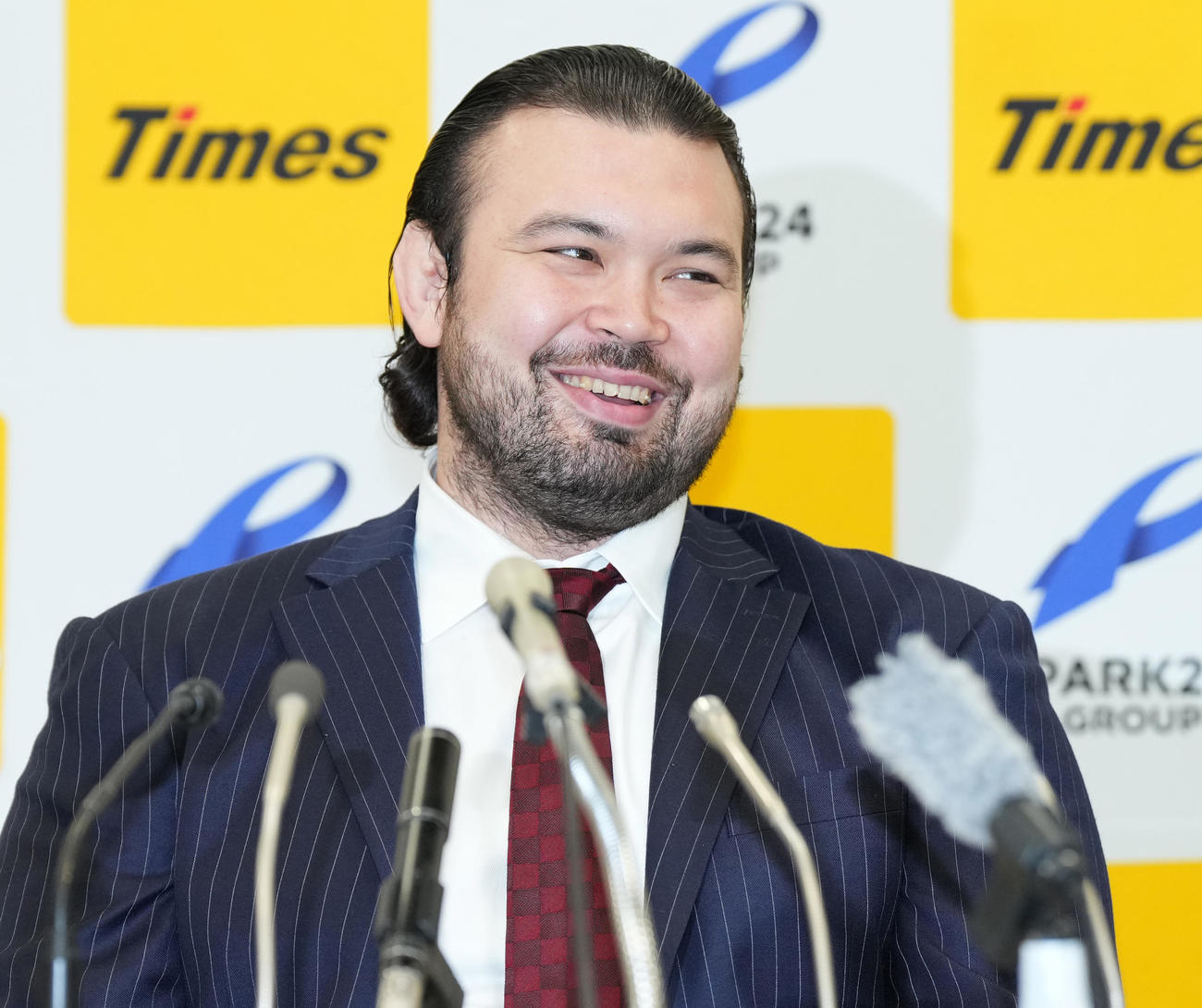 引退会見で五輪のエピソードを話すウルフ・アロン（撮影・菅敏）
