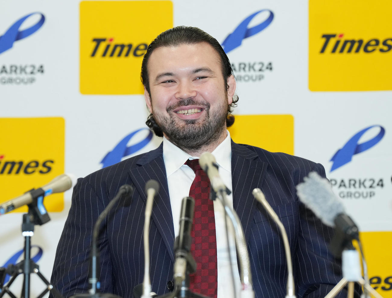 引退会見で五輪のエピソードを話すウルフ・アロン（撮影・菅敏）