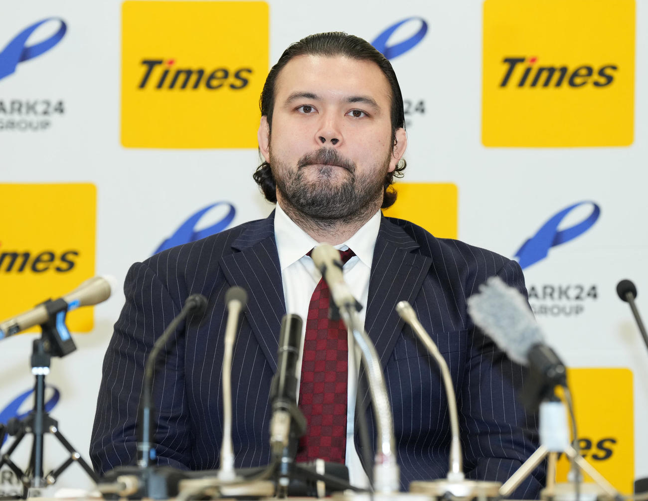 会見で引退を報告するウルフ・アロン（撮影・菅敏）