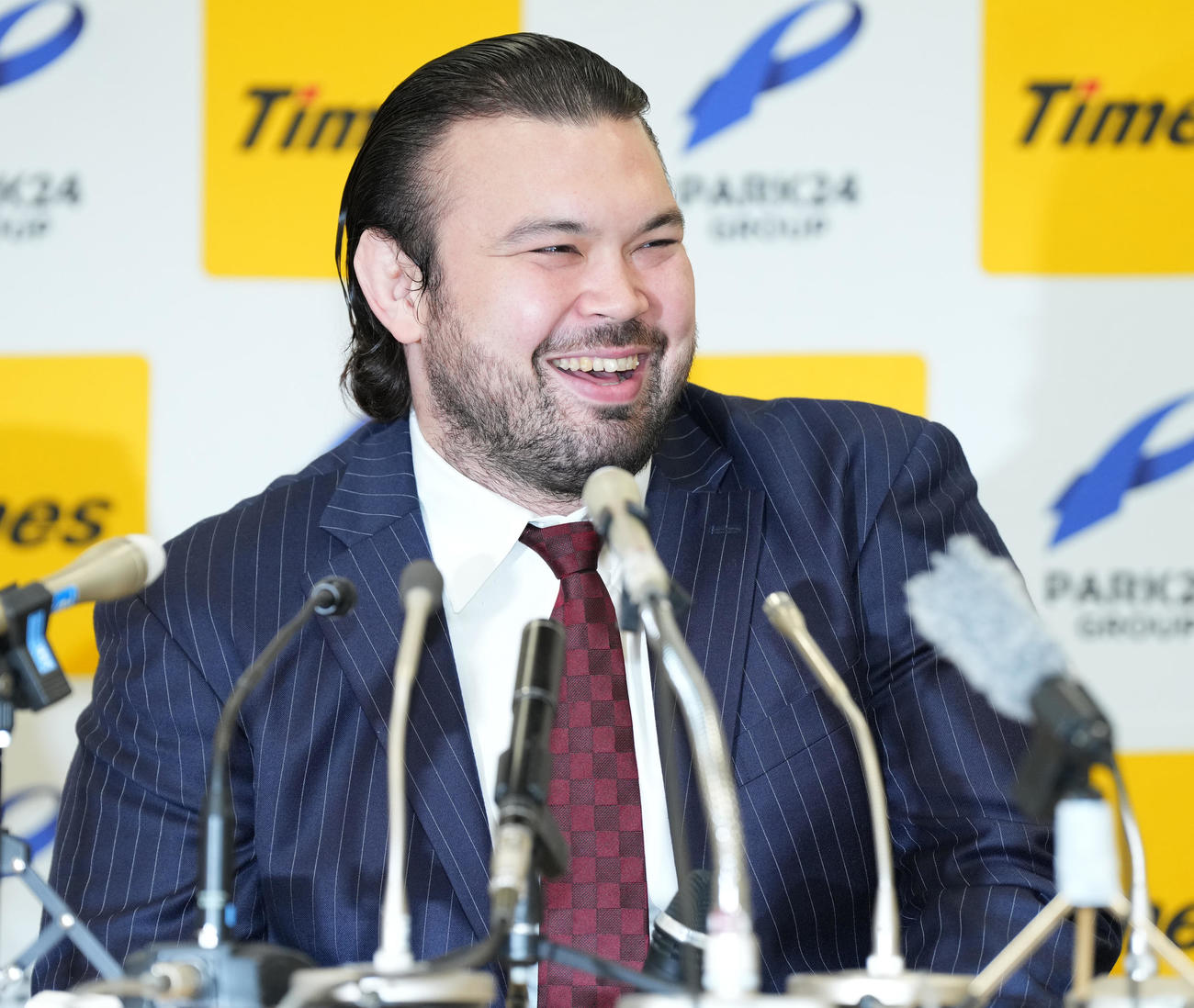 引退会見で五輪のエピソードを話すウルフ・アロン（撮影・菅敏）
