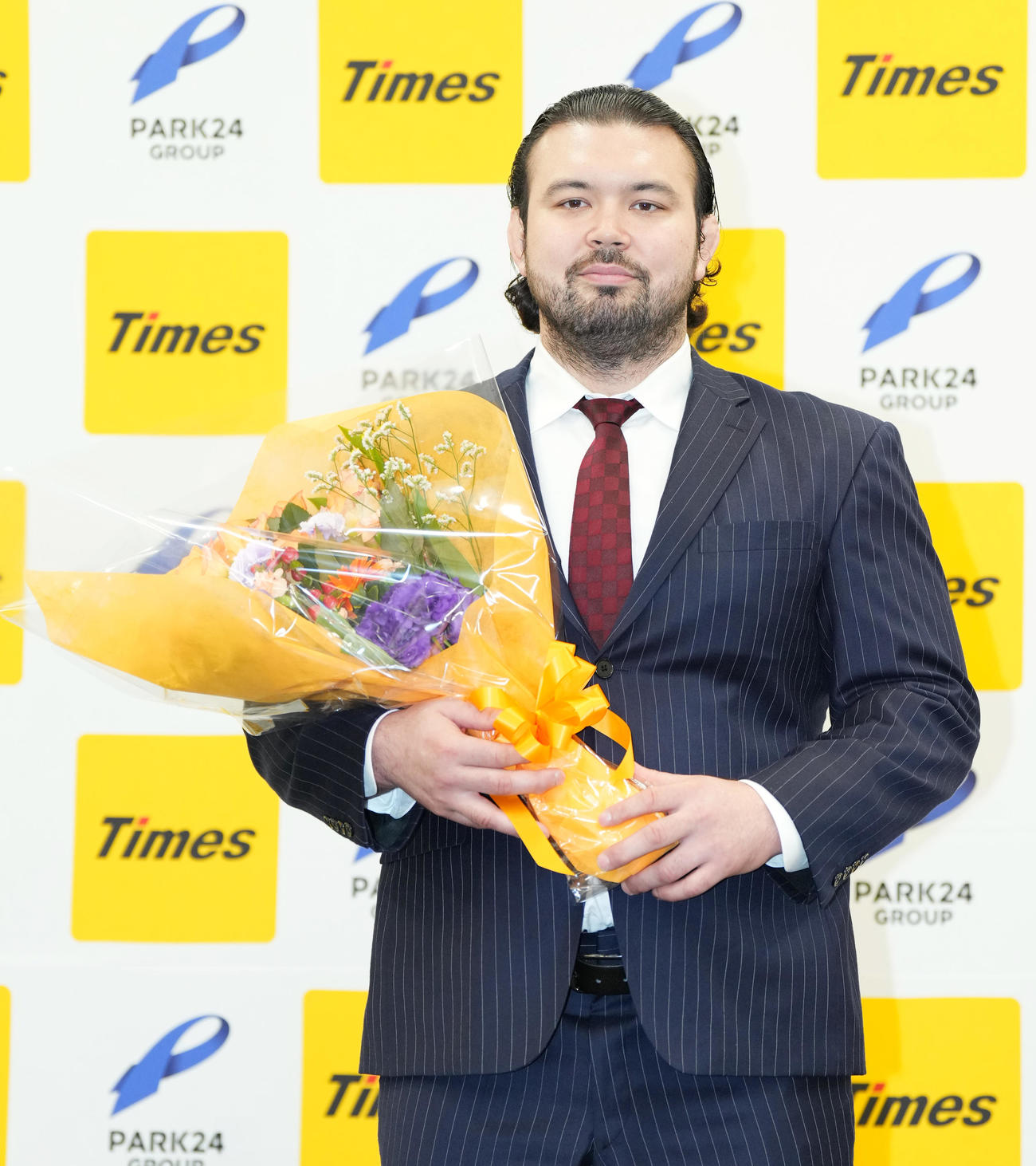 引退会見に臨むウルフ・アロン（撮影・菅敏）