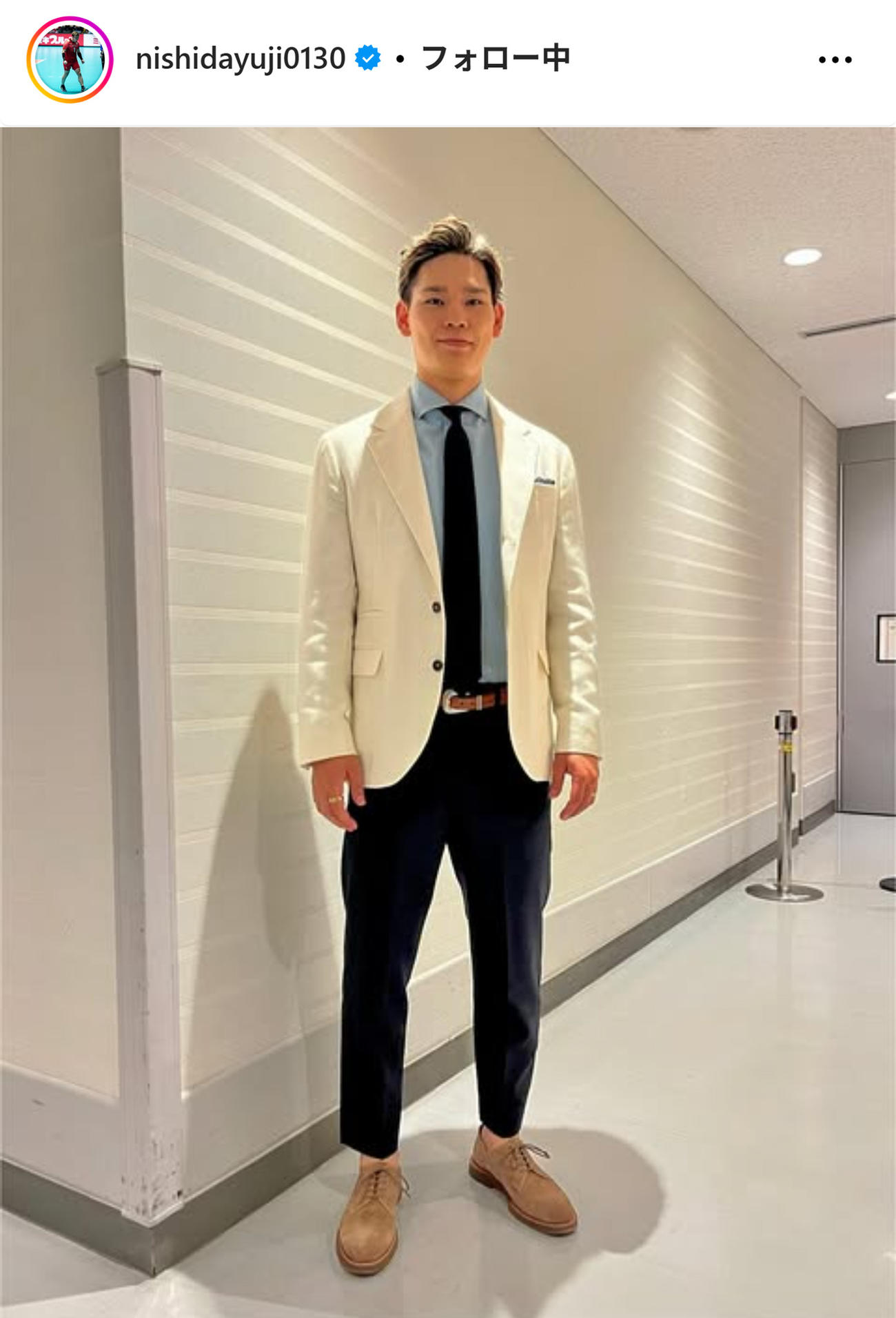 白ジャケットにネクタイ姿のさわやかコーデ（西田有志のインスタグラムから）