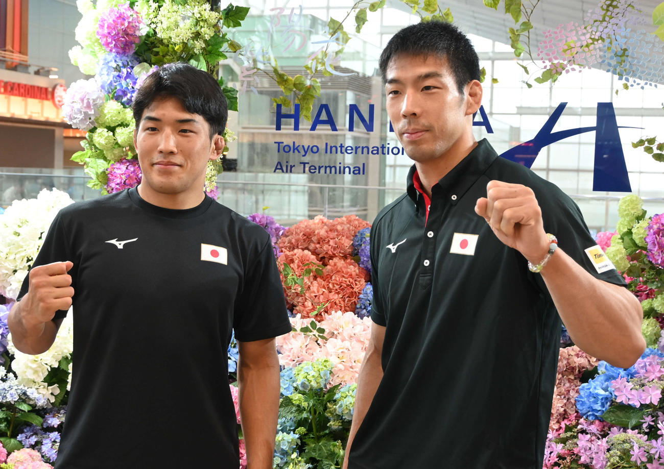 柔道世界選手権へ出発する男子81キロ級の永瀬貴規（右）と73キロ級の石原樹（撮影・飯岡大暉）