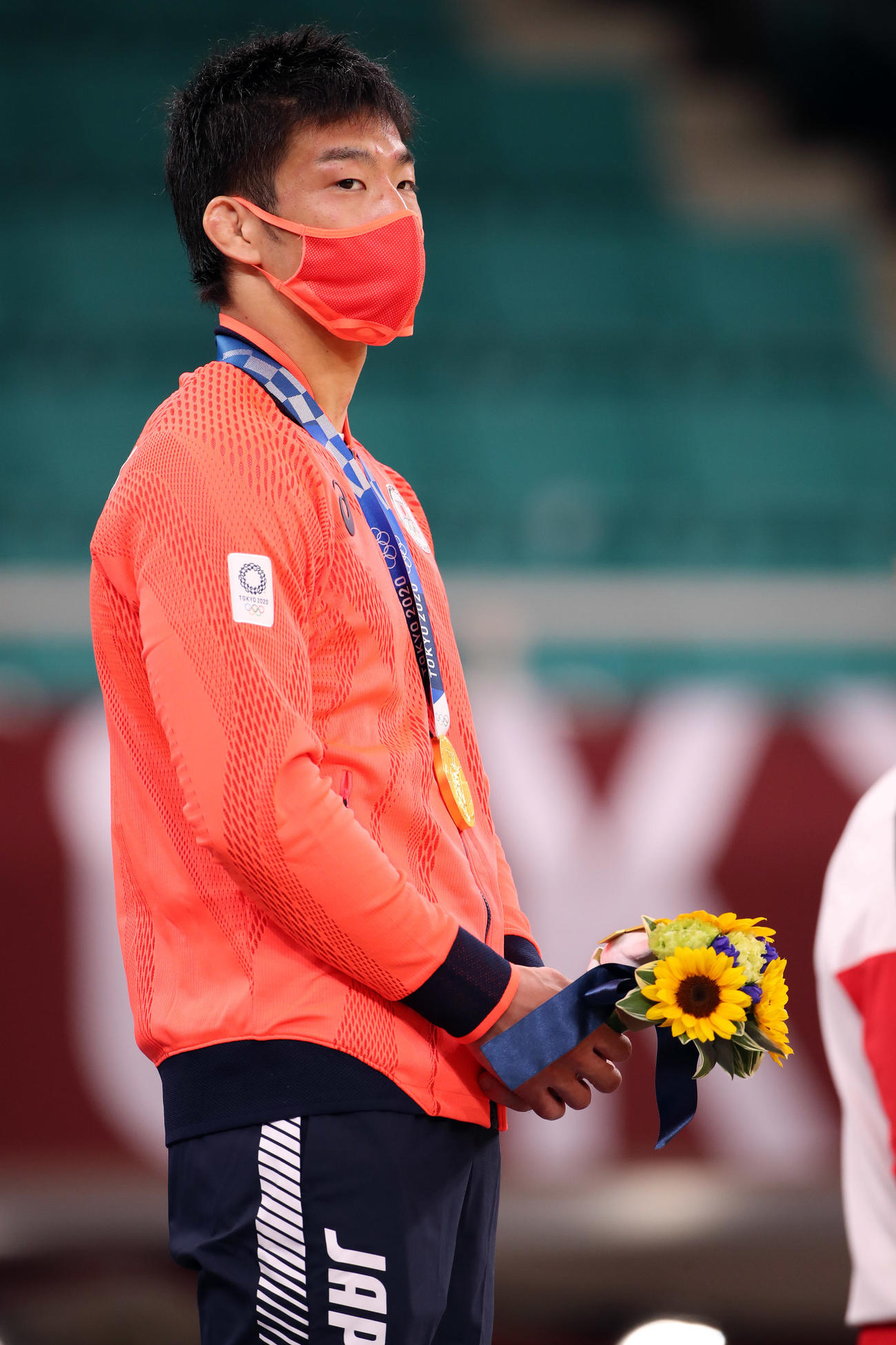 東京五輪で金メダルの表彰台で君が代を聴く永瀬貴規（2021年7月）