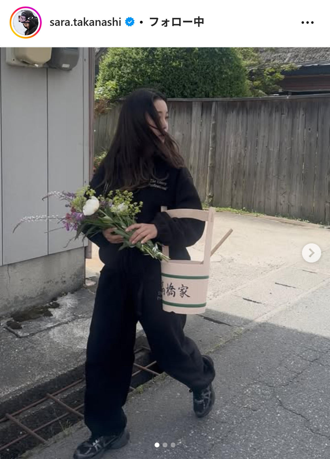黒の衣装で桶とお供え用の花を持つ姿（高梨沙羅のインスタグラムから）