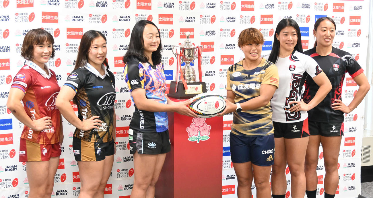 太陽生命ウィメンズセブンズシリーズ開幕会見に出席した、左から東京山九フェニックスの奥野わか花、岡元涼葉、ながとブルーエンジェルスの平野優芽、PEARLS
山中美緒、北海道バーバリアンズディアナの吉田鳳子、三枝千晃（撮影・飯岡大暉）