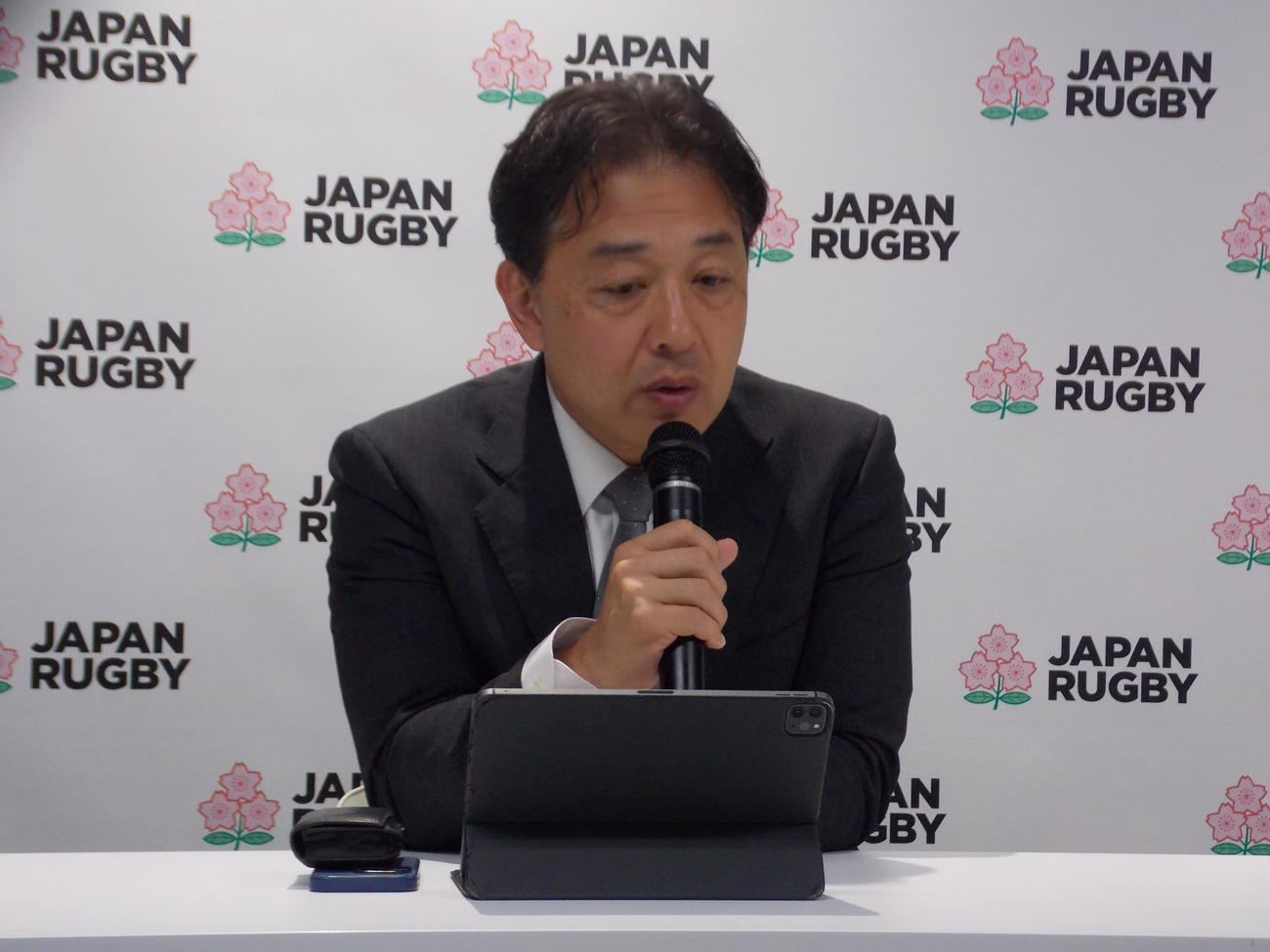 日本協会の理事会後に説明する岩渕健輔専務理事（撮影・松本航）