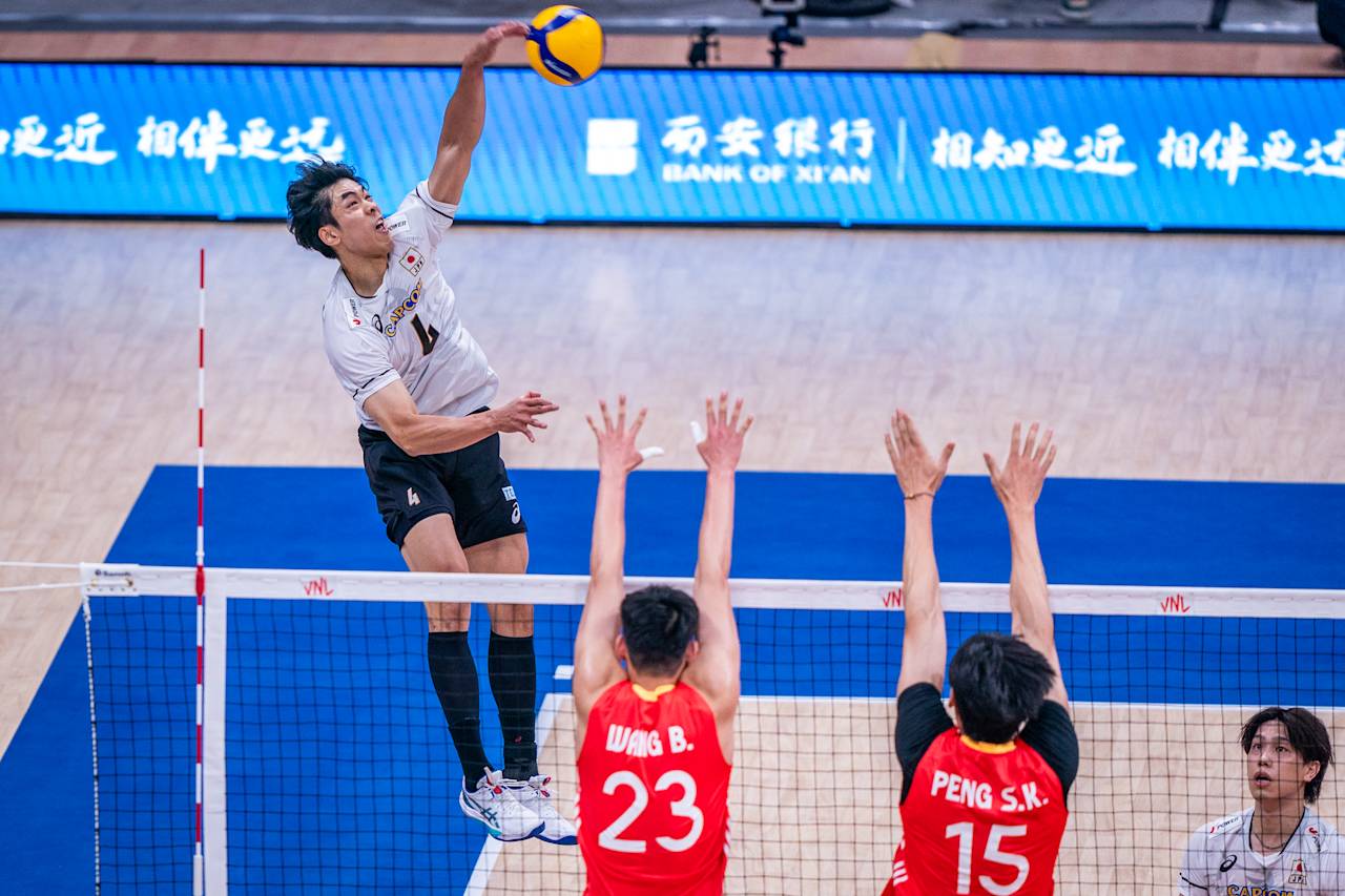 スパイクを打つ男子日本代表の宮浦（C）FIVB　　　　　　　