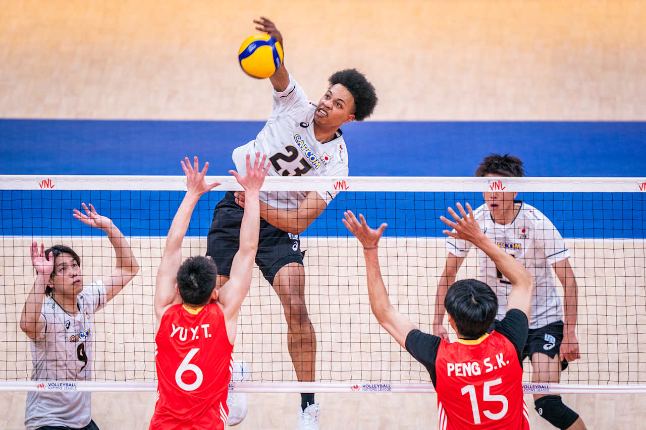 スパイクを打つ男子日本代表のエバデダン（C）FIVB　　　　　　　