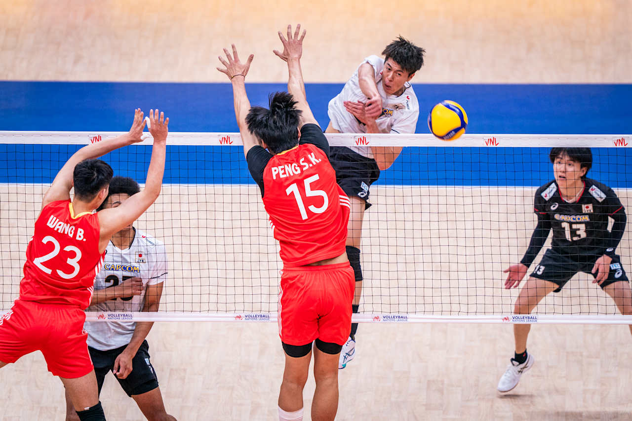 スパイクを打つ男子日本代表の富田（C）FIVB　　　　　　　　　　　　　　　　　　　　