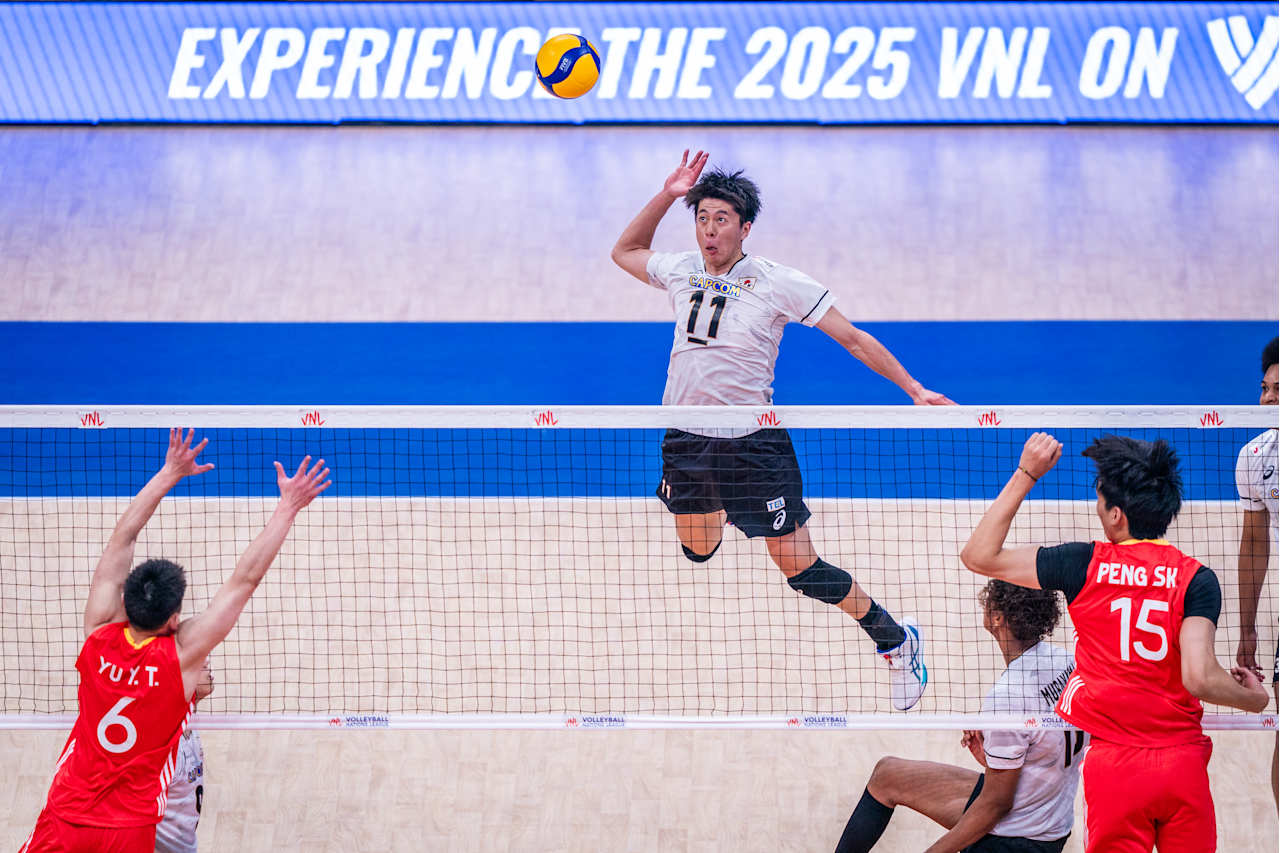 スパイクを打つ男子日本代表の富田（C）FIVB　　　　　　　　　　　　　　　　　　　　