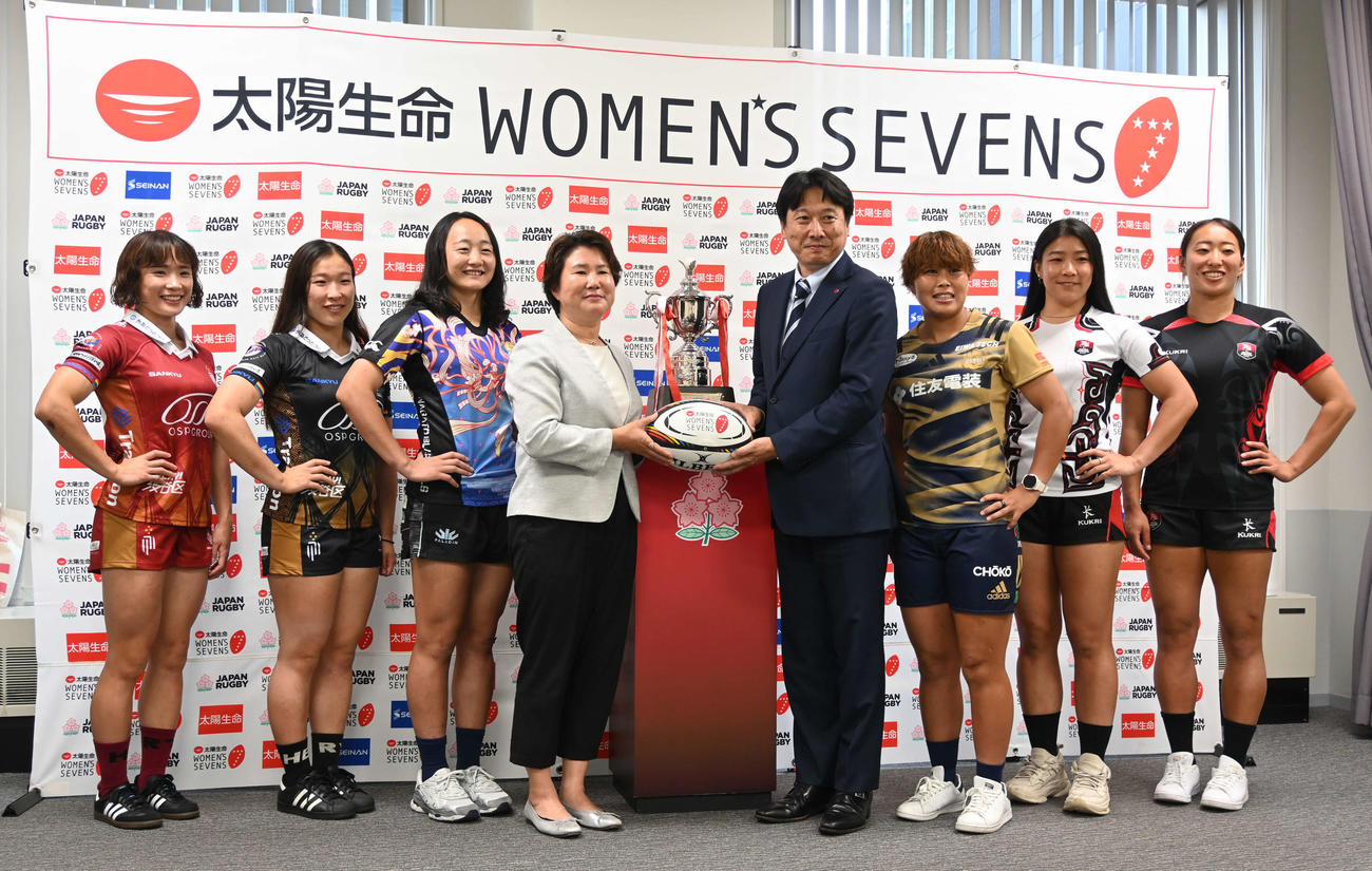 太陽生命ウィメンズセブンズシリーズ開幕会見に出席した、ながとブルーエンジェルスの平野優芽ら。中央は日本ラグビー協会浅見敬子副会長、太陽生命取締役常務執行役員の池田久幸氏（撮影・飯岡大暉）