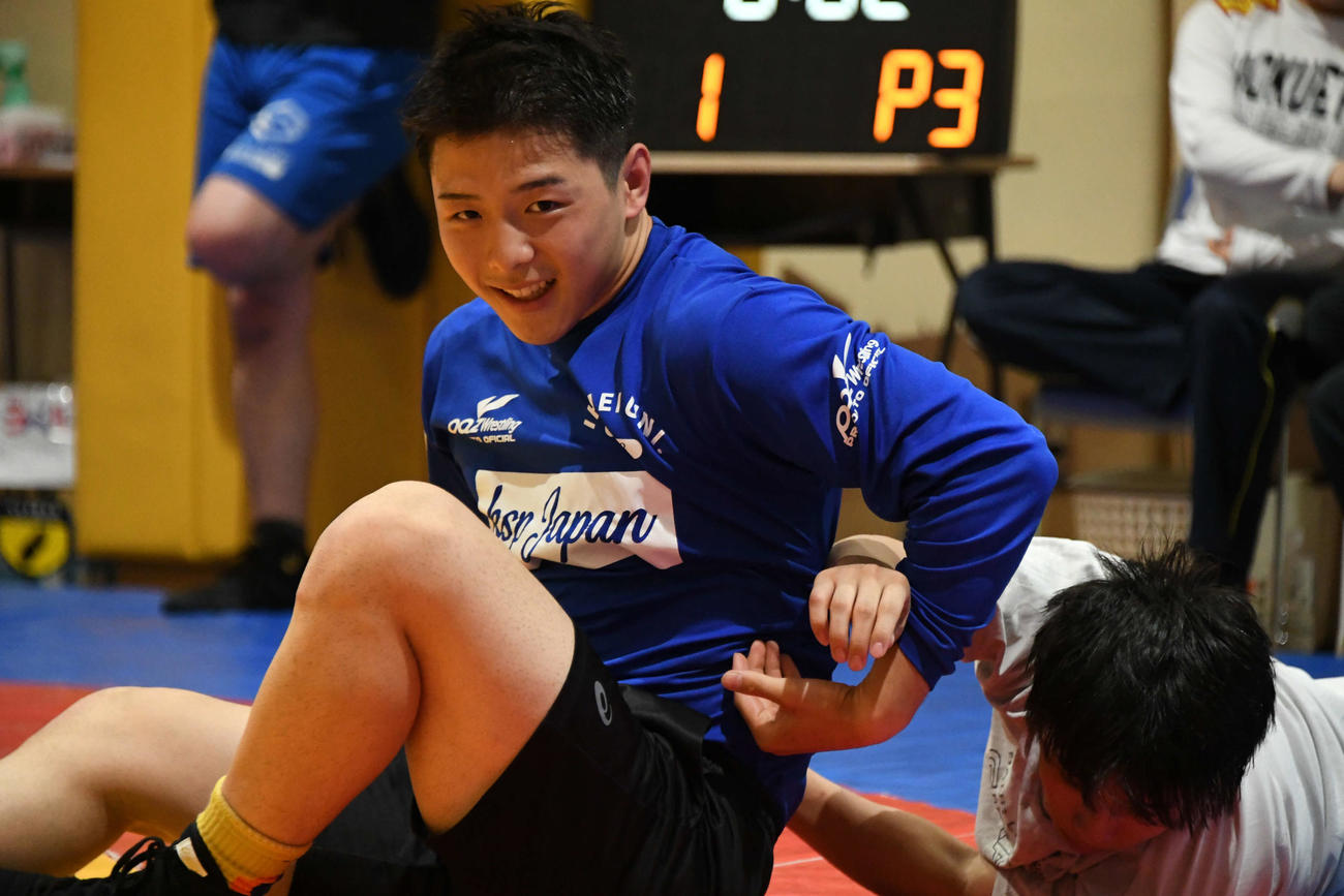 北越で教育実習中の本名。高校生相手のスパーリングでは、笑顔も見せる