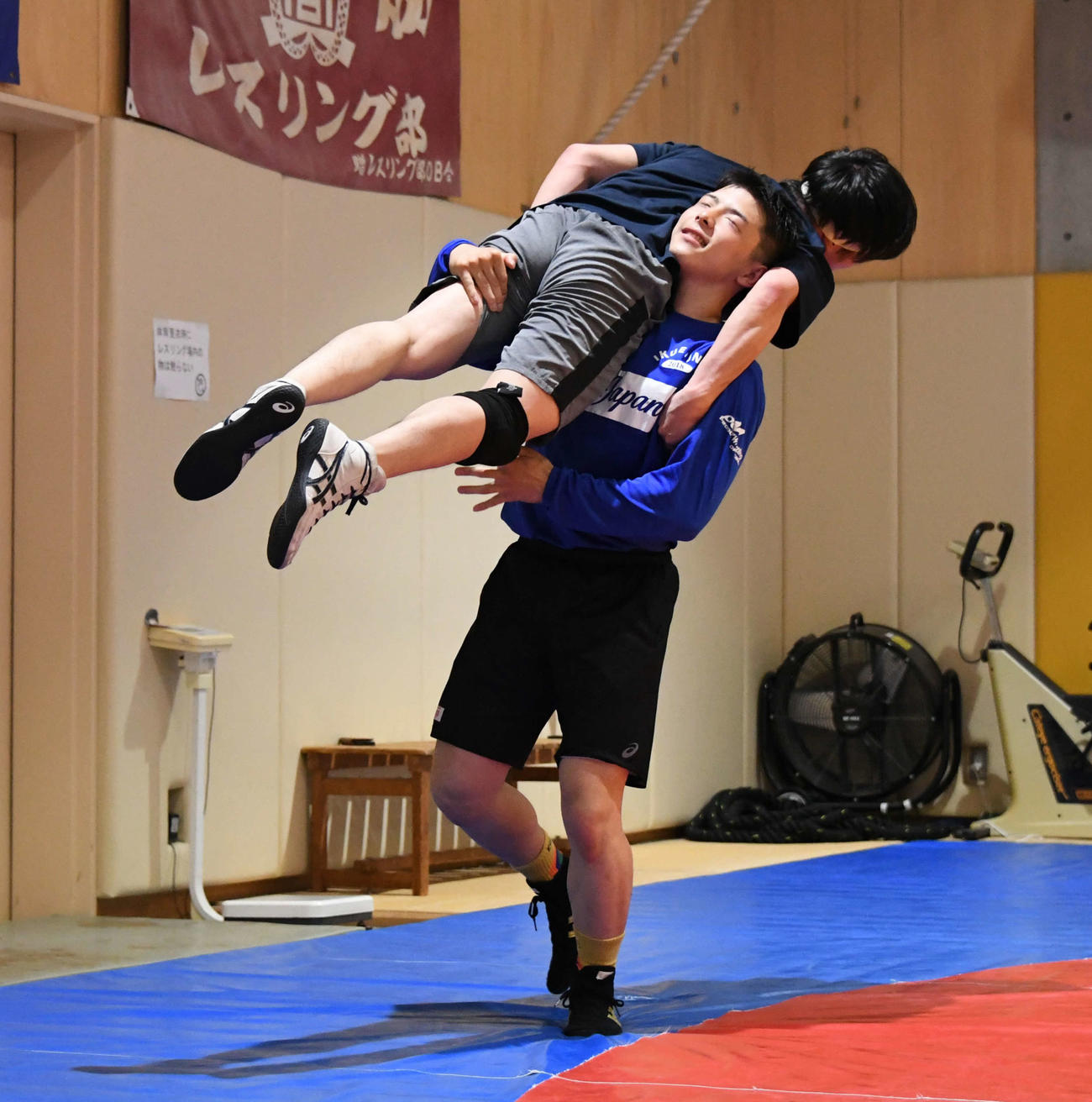 スパーリング中の本名。相手を軽々持ち上げる場面も