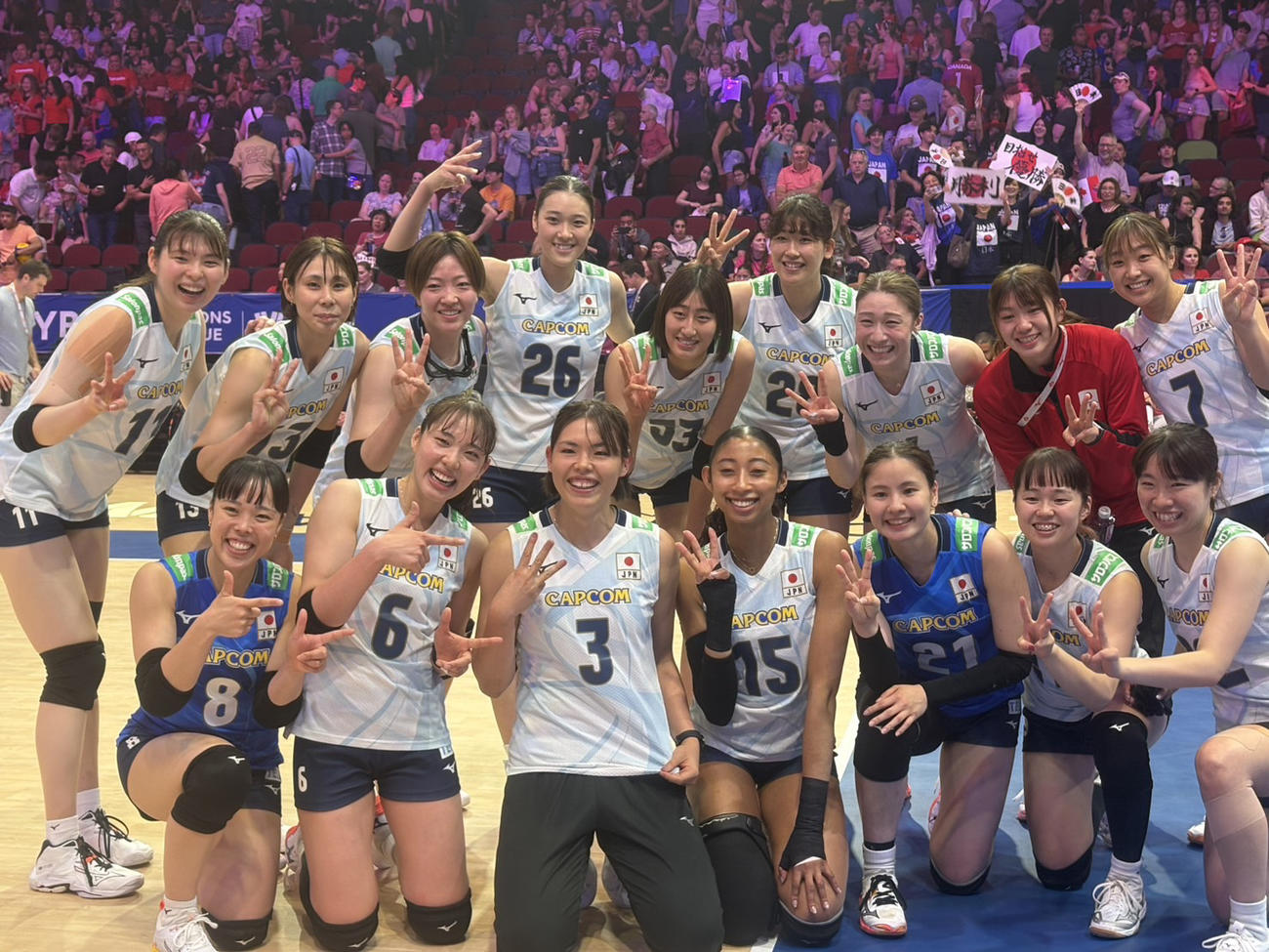 集合写真に納まる女子日本代表（C）JVA