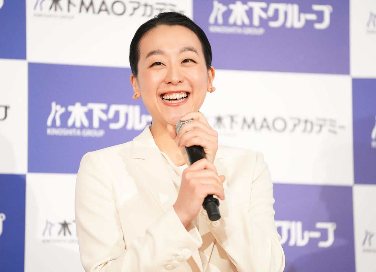 「木下MAOアカデミー」設立発表会に登壇し、記者の質問に「ハーフハーフです」と笑顔で答える浅田真央さん（撮影・鈴木みどり）