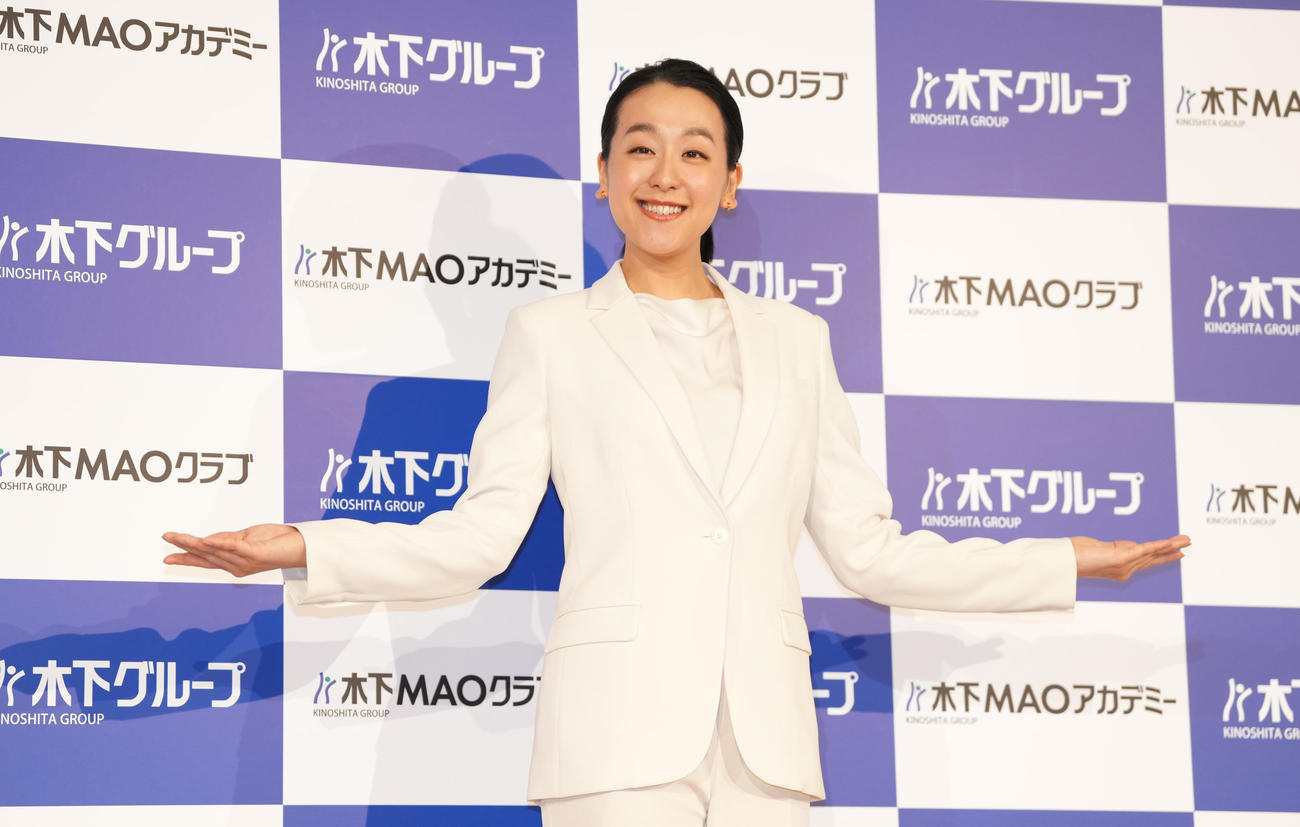 「木下MAOアカデミー」設立発表会で、ポーズを取る浅田真央さん（撮影・鈴木みどり）