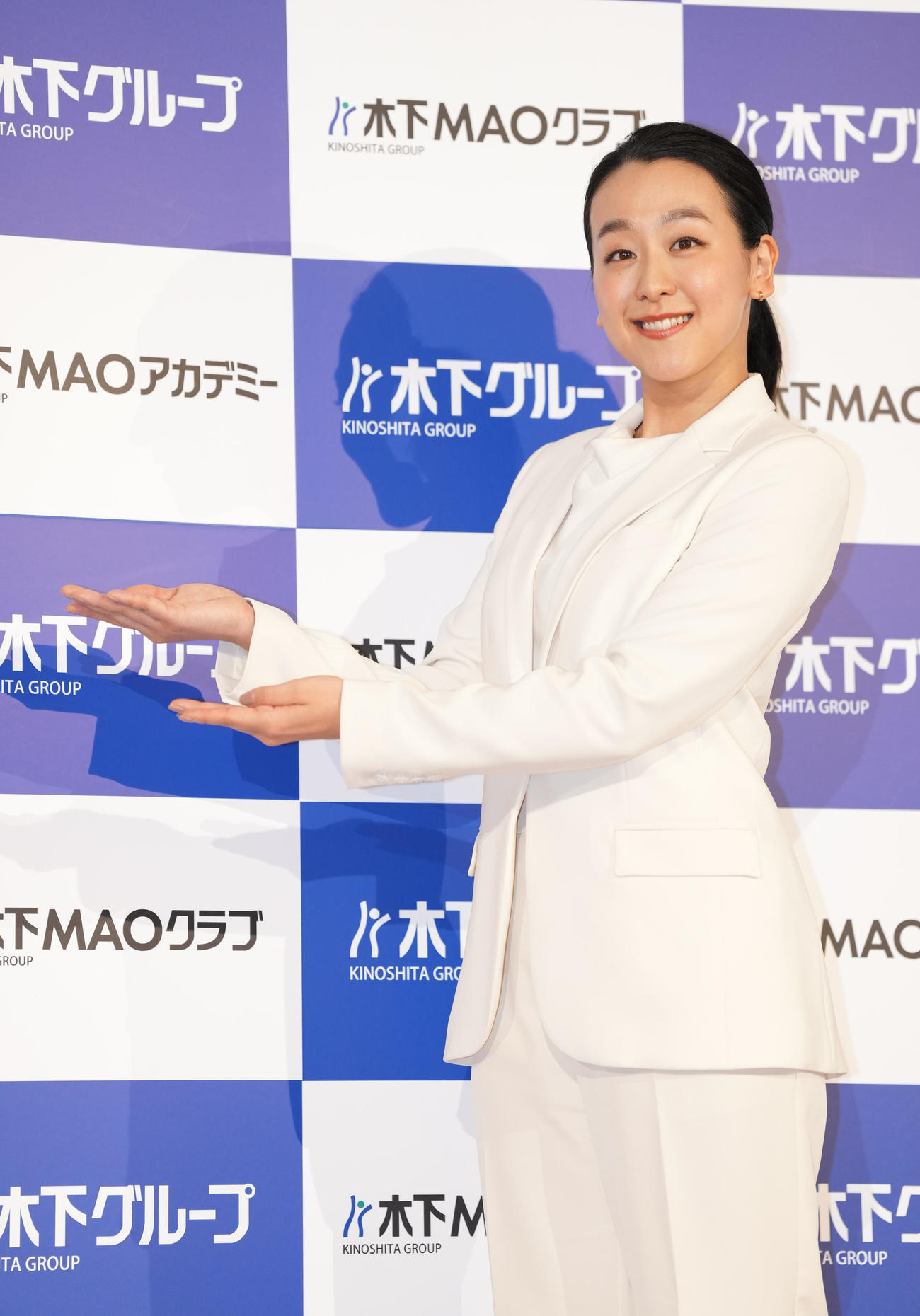 「木下MAOアカデミー」設立発表会で、ポーズを取る浅田真央さん（撮影・鈴木みどり）