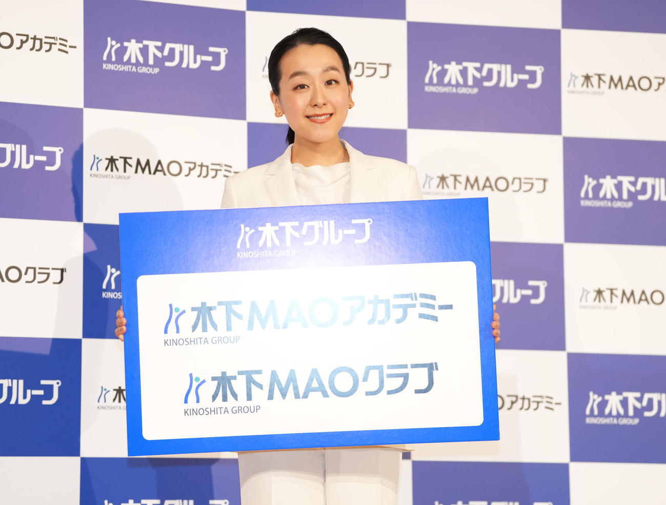 「木下MAOアカデミー」設立発表会で、ポーズを取る浅田真央さん（撮影・鈴木みどり）