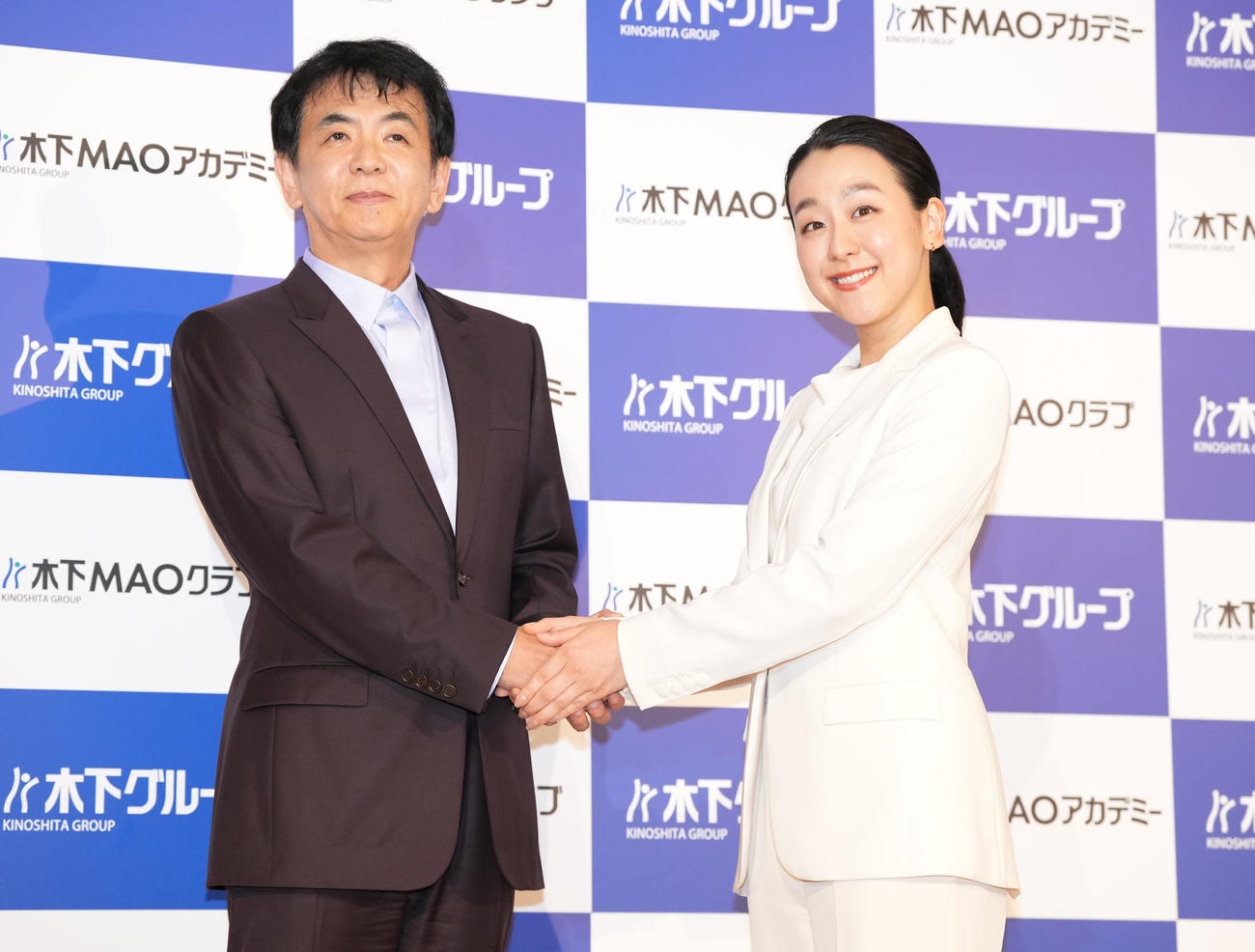 「木下MAOアカデミー」設立発表会で、木下グループ木下直哉代表取締役社長（左）と握手する浅田真央さん（撮影・鈴木みどり）