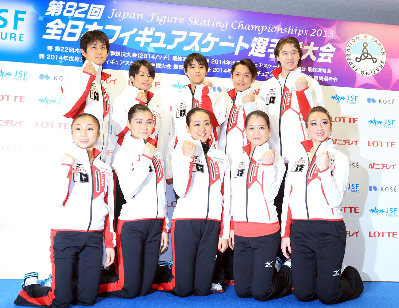 ソチ五輪代表会見で記念撮影する手前左から高橋成美、村上佳菜子、浅田真央、鈴木明子、キャシー・リード。後列左から木原竜一、町田樹、羽生結弦、高橋大輔、クリス・リード（2013年12月撮影）