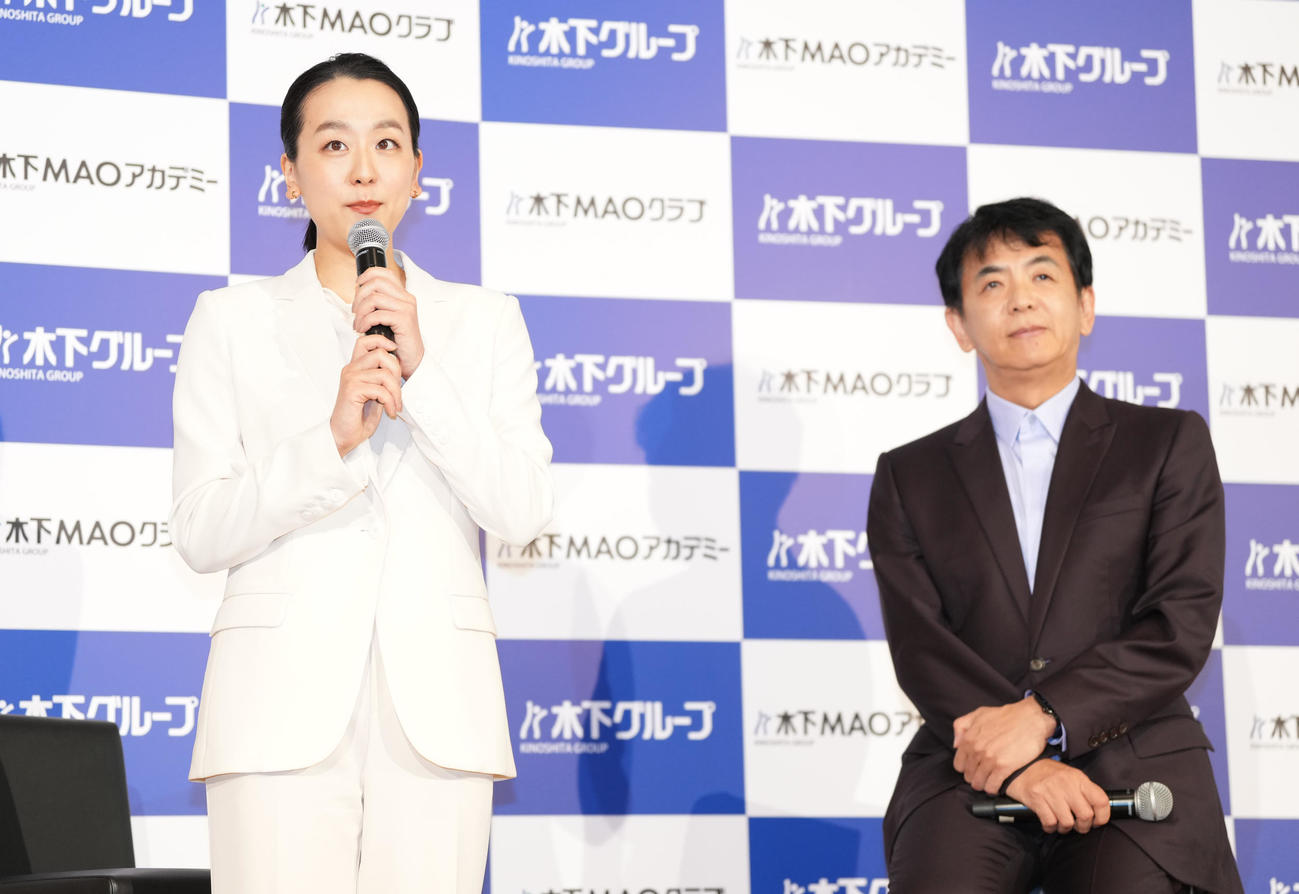 「木下MAOアカデミー」設立発表会に登壇した浅田真央さん。右は木下グループの木下直哉代表取締役社長（撮影・鈴木みどり）