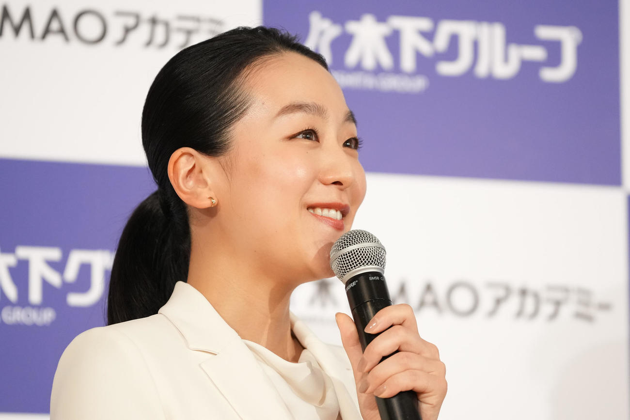 「木下MAOアカデミー」設立発表会に登壇し、記者の質問に答える浅田真央さん（撮影・鈴木みどり）