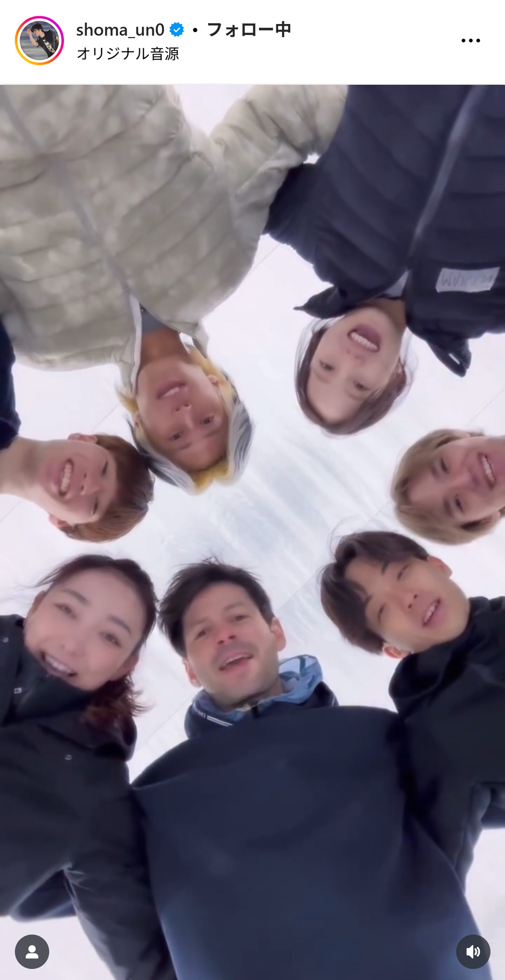 本田真凜さんらと輪を作って合唱（宇野昌磨さんのインスタグラムから）