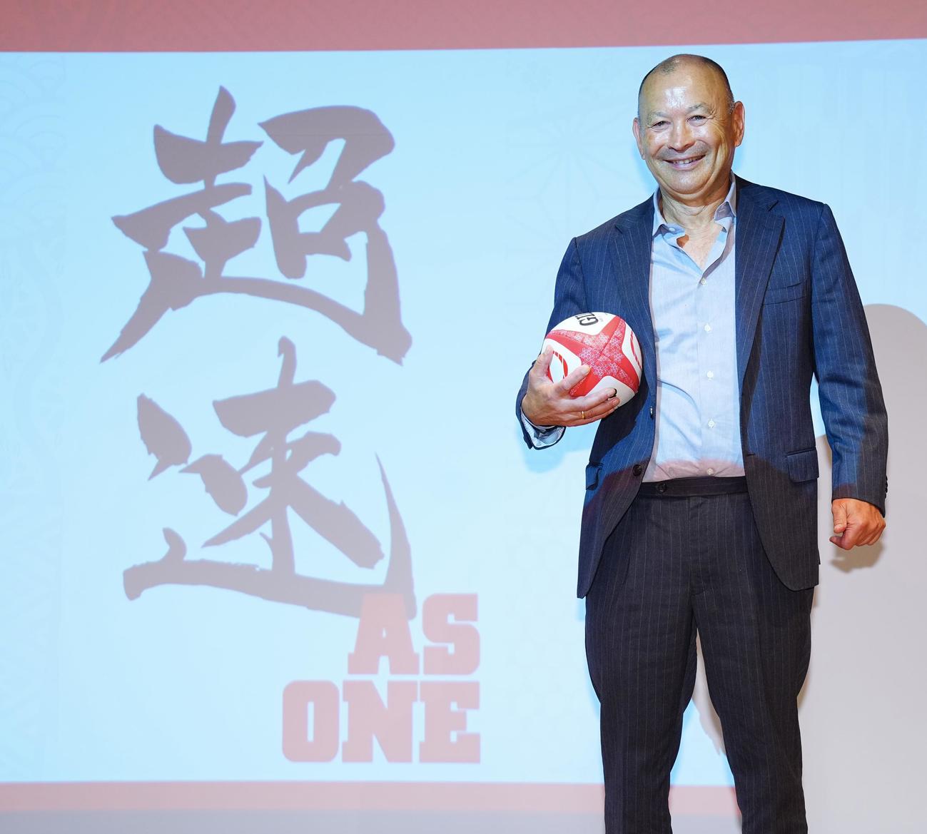 ラグビー日本代表2025シーズン開幕前記者会見を終えチームスローガン「超速AS ONE」を背に写真に納まるエディーHC（撮影・垰建太）