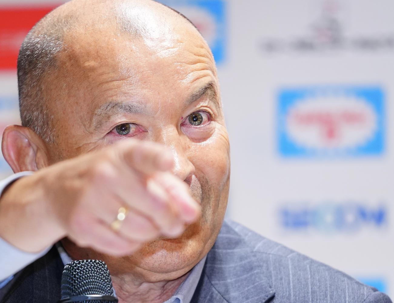 ラグビー日本代表2025シーズン開幕前記者会見で記者の質問に答えるエディーHC（撮影・垰建太）