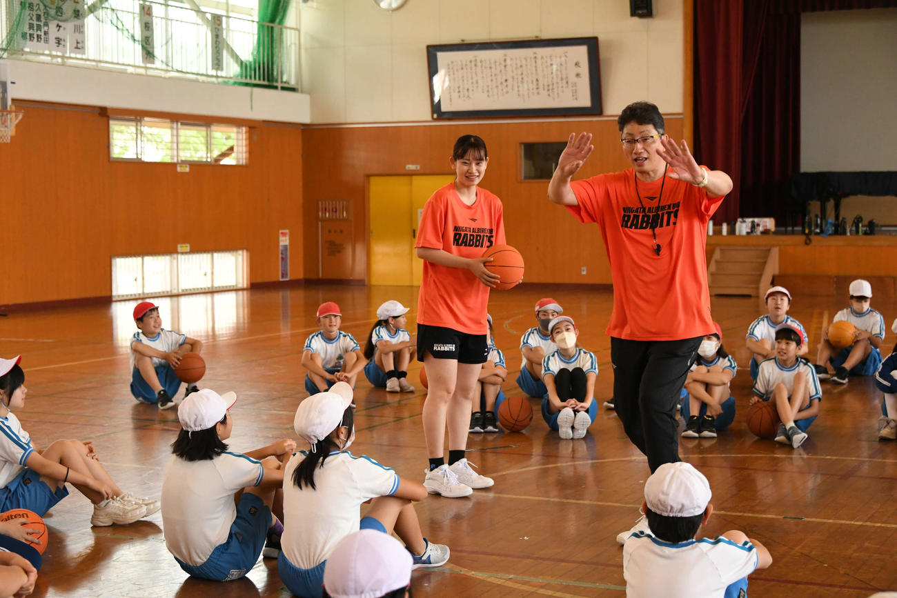 小学生に技術指導をする東監督（右）と山瑞