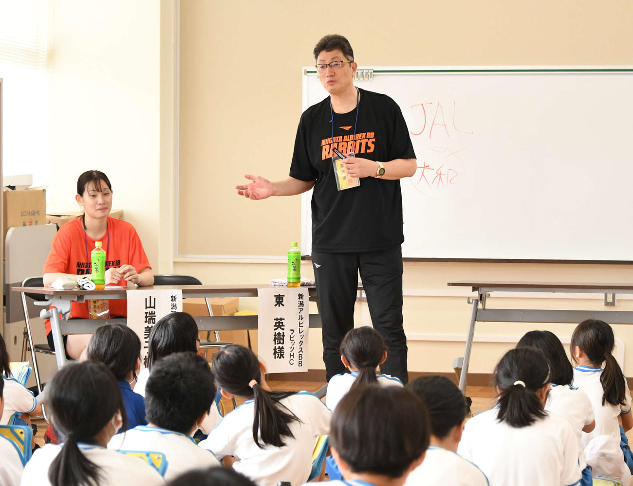小学生に夢について語る東監督。左は山瑞