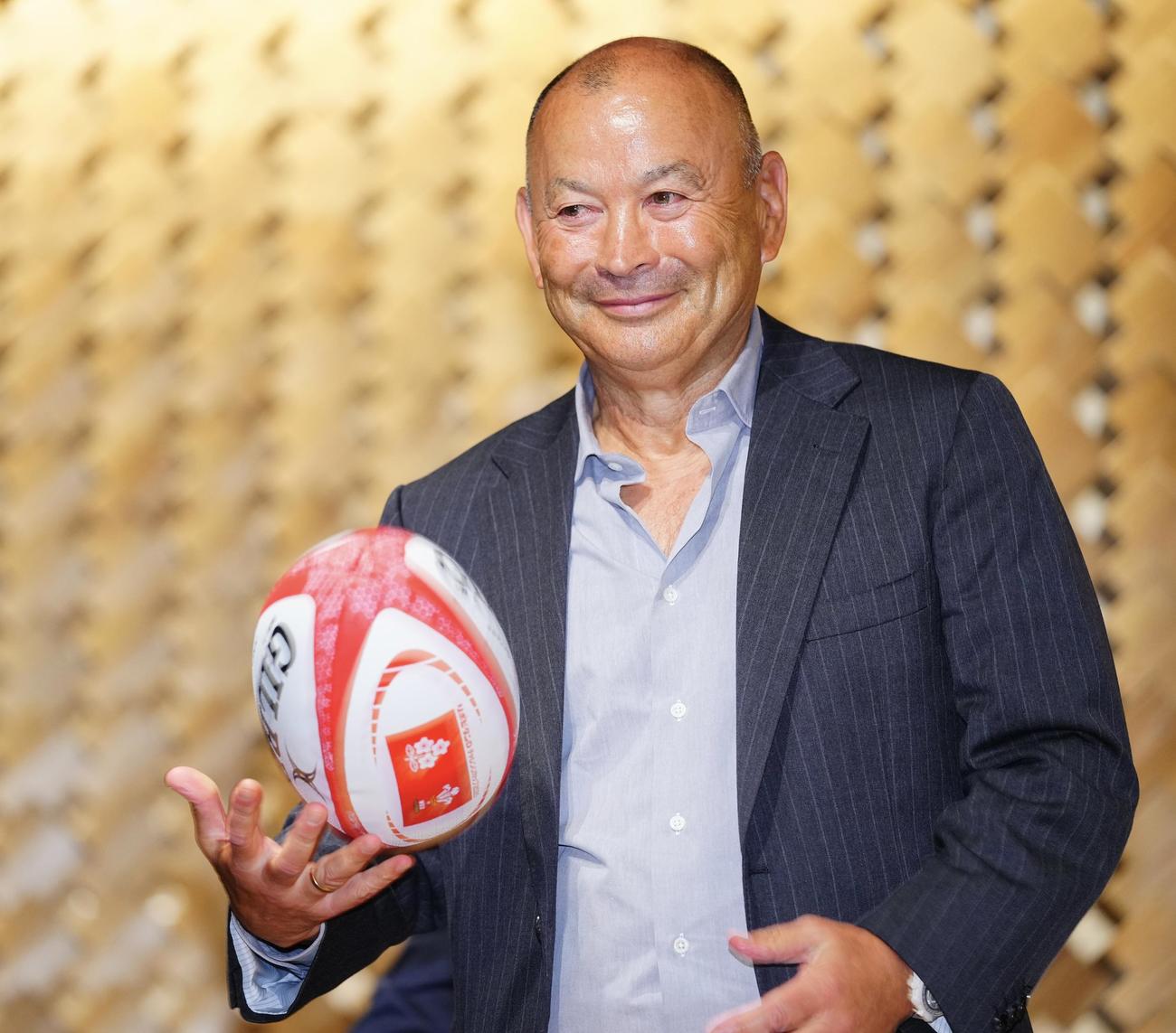ラグビー日本代表2025シーズン開幕前記者会見を終えボールを手に笑顔を見せるエディーHC（撮影・垰建太）