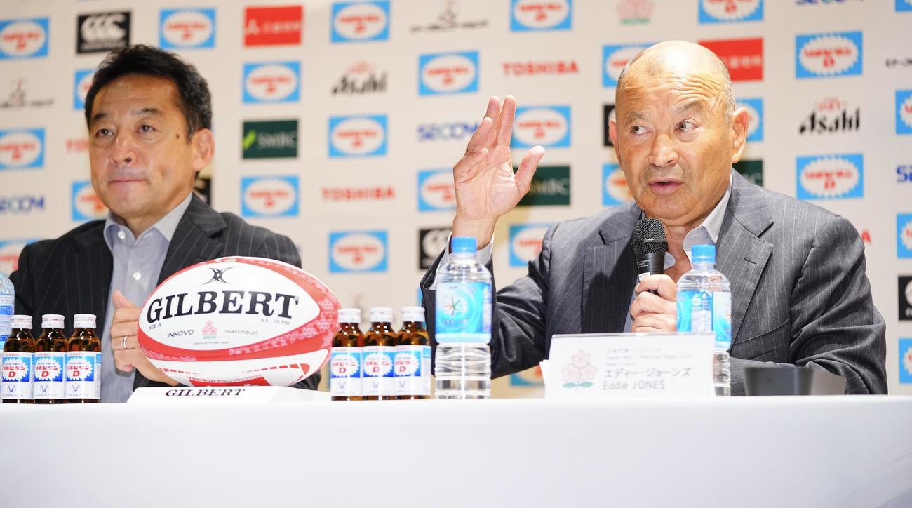 ラグビー日本代表2025シーズン開幕前記者会見に臨むエディーHC（右）と永友チームディレクター（撮影・垰建太）