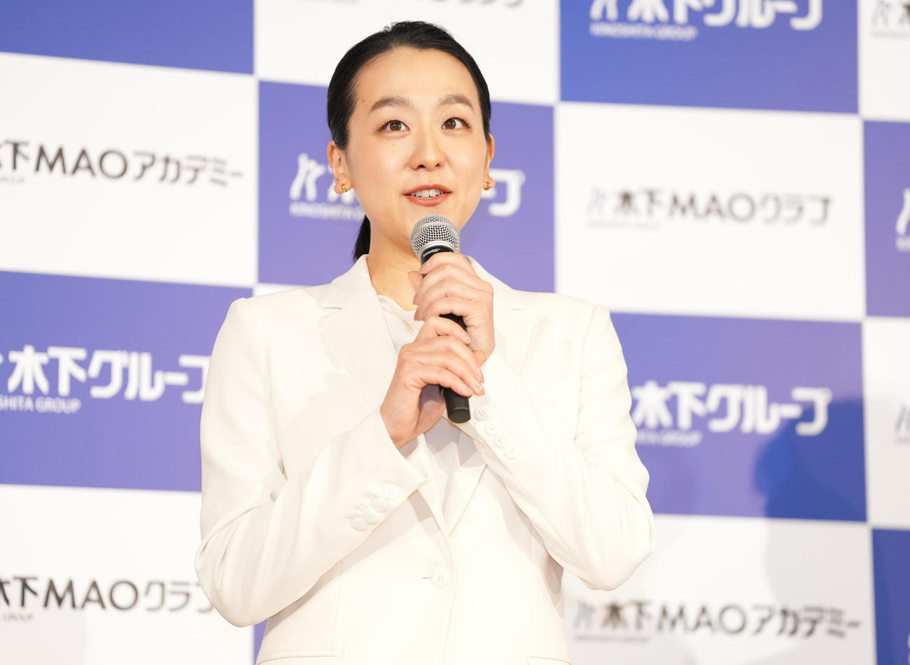「木下MAOアカデミー」設立発表会に登壇し、あいさつする浅田真央さん（撮影・鈴木みどり）