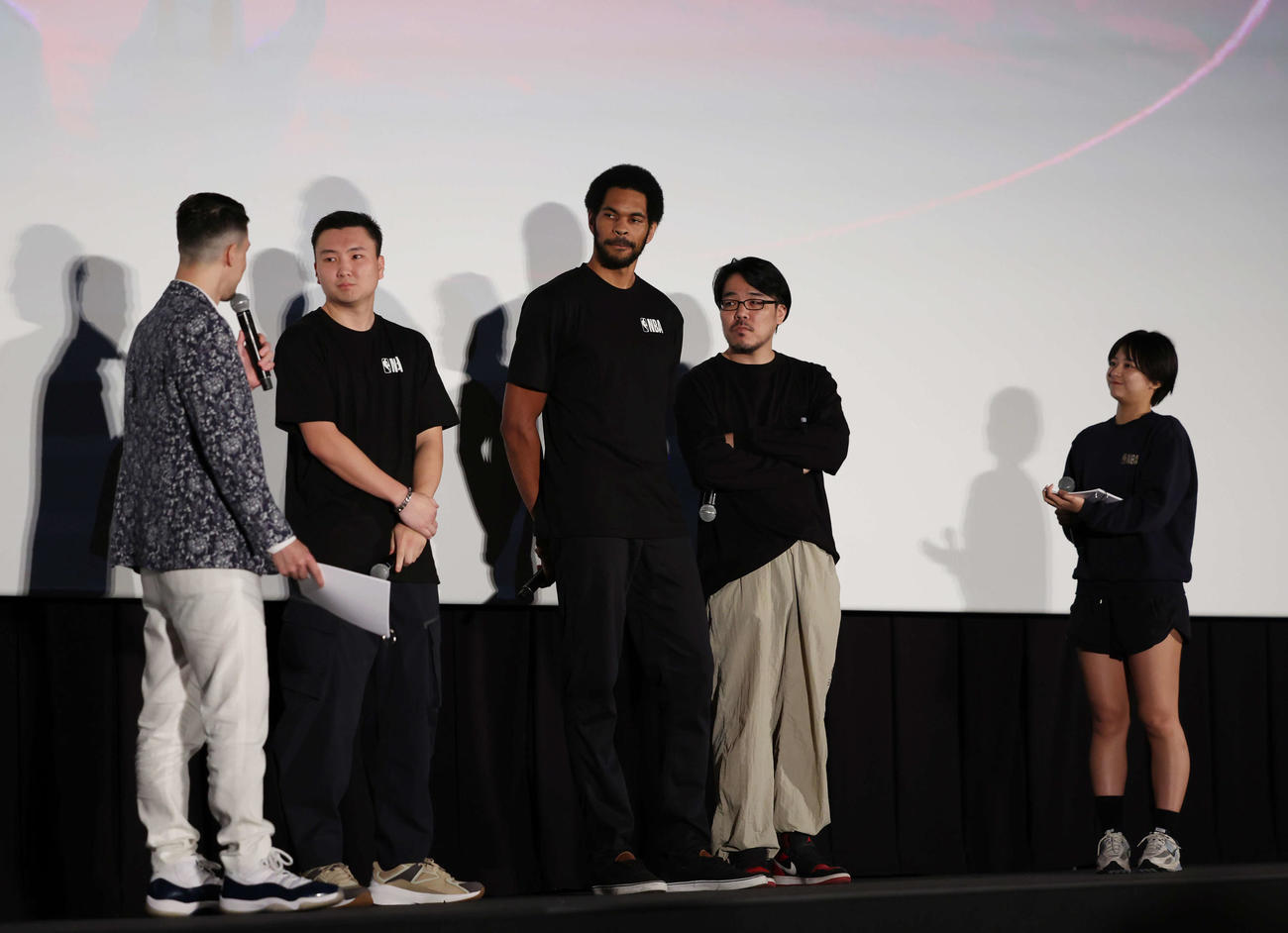 登壇し話をする左から佐々木、富永、ジャレット、一人おいてすみぽん（撮影・増田悦実）