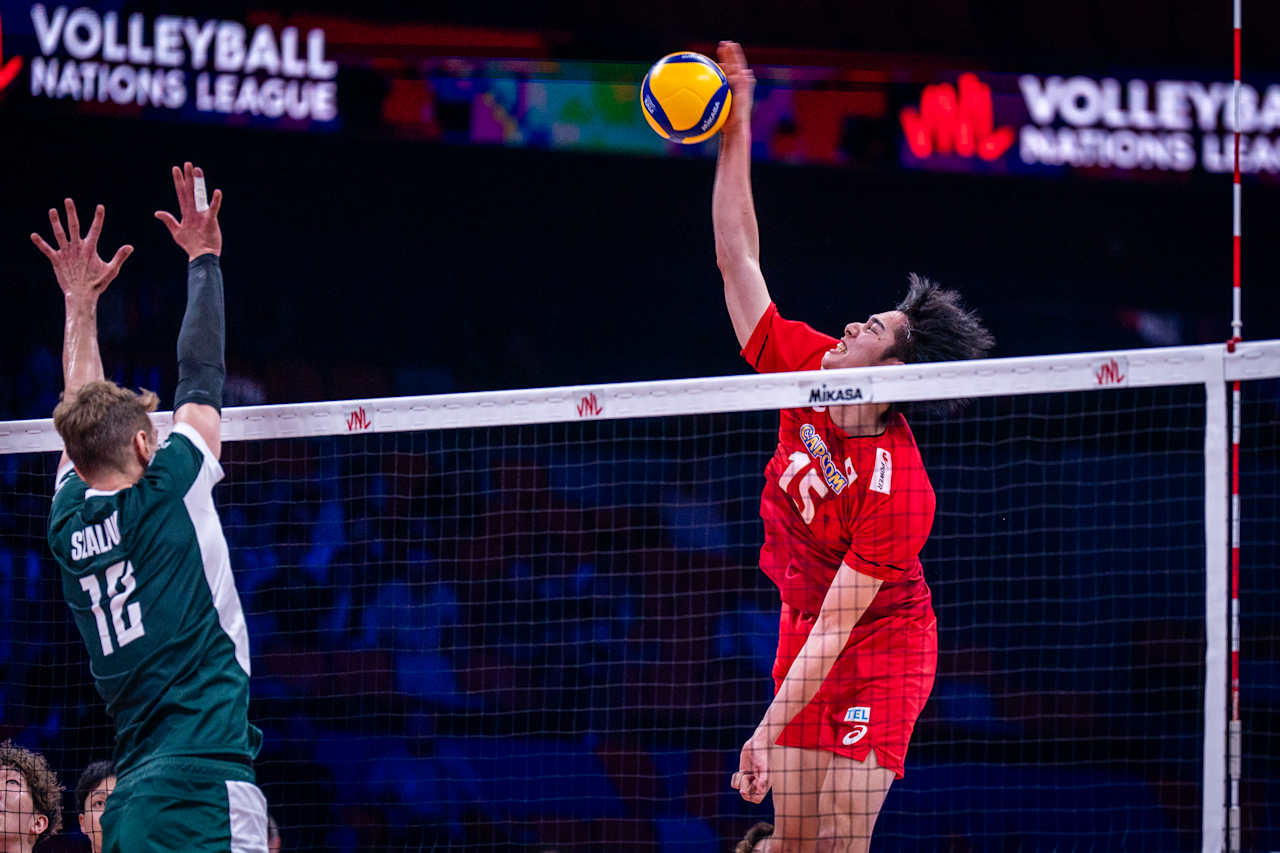 スパイクを打つ男子日本代表の甲斐（C）FIVB