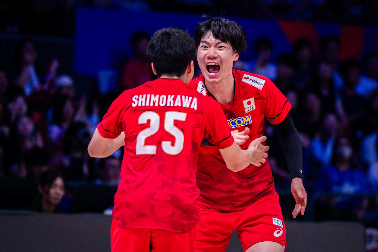 得点を喜ぶ大塚（右）（C）FIVB　　　　　　　　　　　　　　　　　　　　