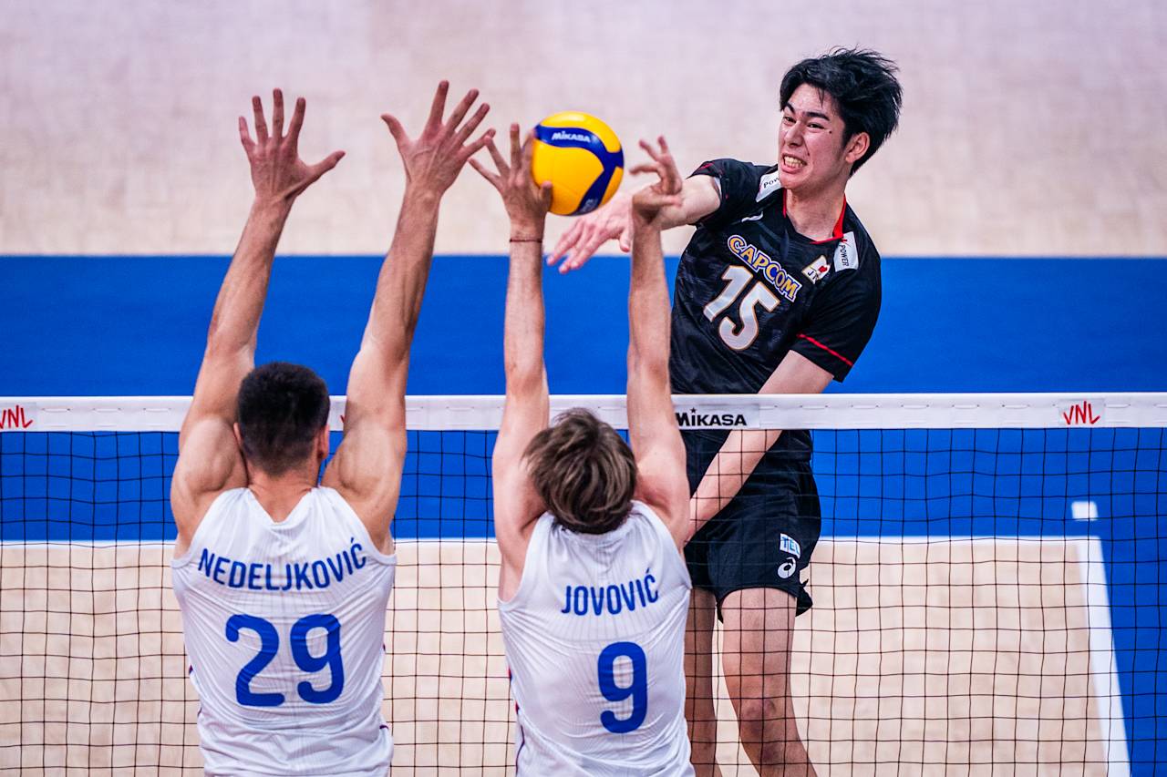 スパイクを打つ男子日本代表の甲斐（C）FIVB　　　　　　　　　　　　　　　　　　　　