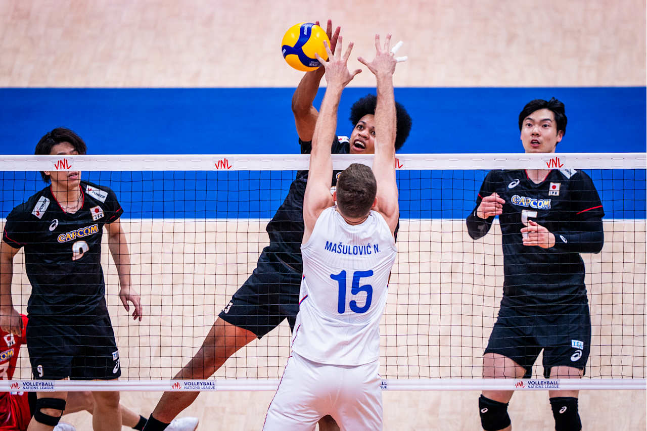 スパイクを打つ男子日本代表のエバデダン（C）FIVB　　　　　　　　　　　　　　　　　　　　