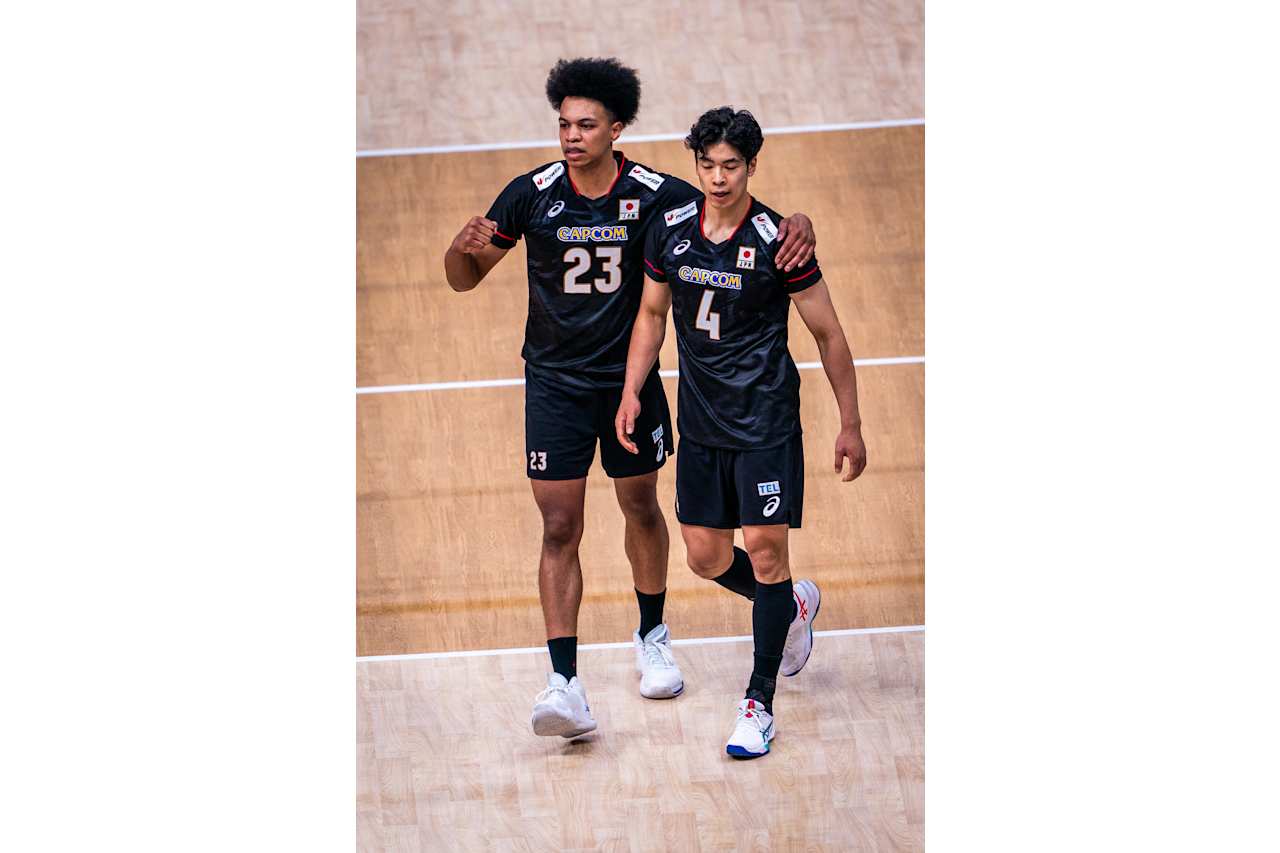 得点を喜ぶエバデダン（左）と宮浦（C）FIVB　　　　　　　　　　　　　　　　　　　　